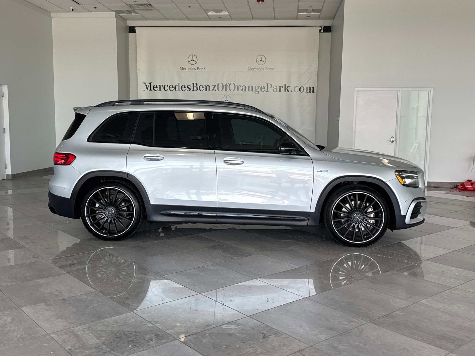 2024 Mercedes Benz GLB AMG 35 4MATIC photo 3