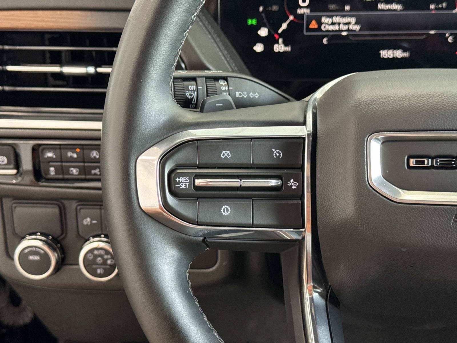 2025 GMC Yukon Denali - Photo 20