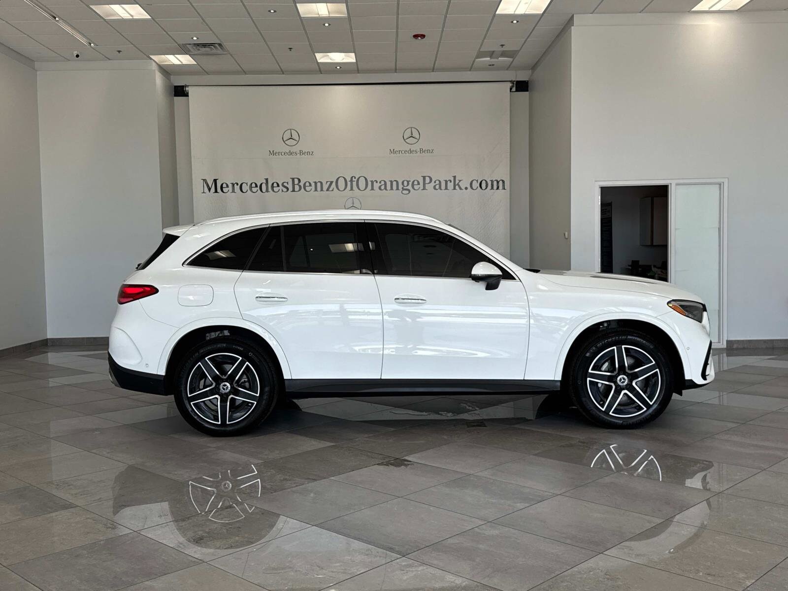 2024 Mercedes Benz GLC 300 4MATIC photo 3