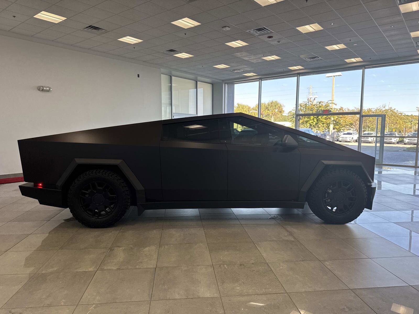 2024 Tesla Cybertruck photo 2