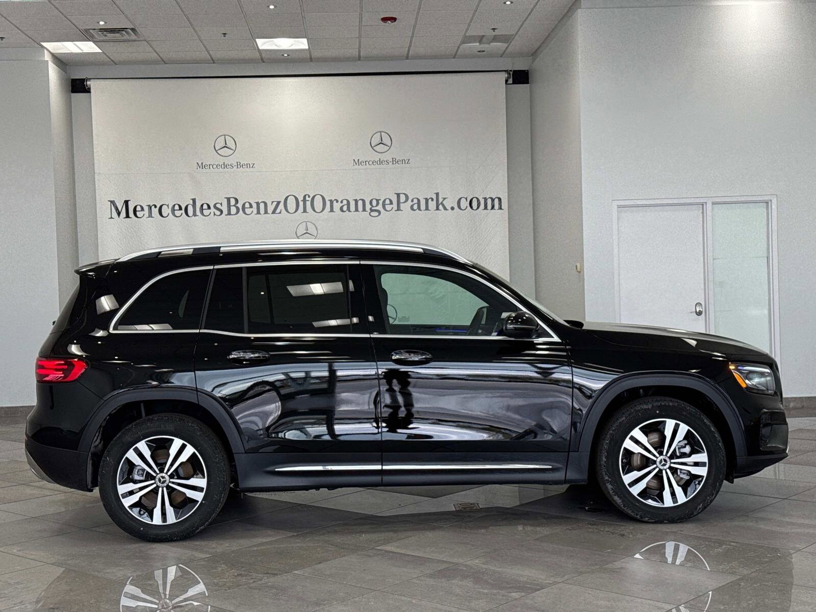 2025 Mercedes Benz GLB 250 photo 3
