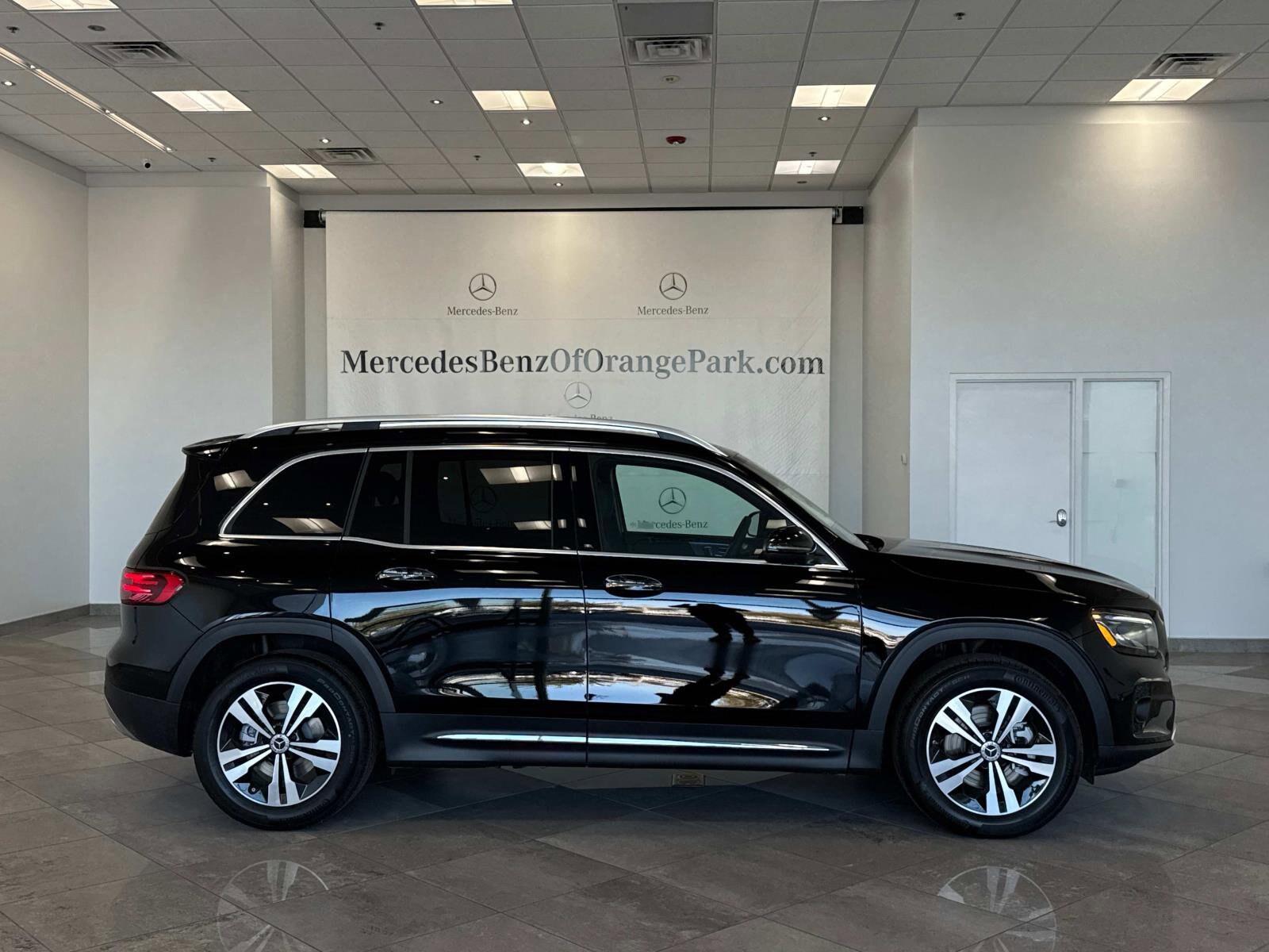 2025 Mercedes Benz GLB 250 photo 3