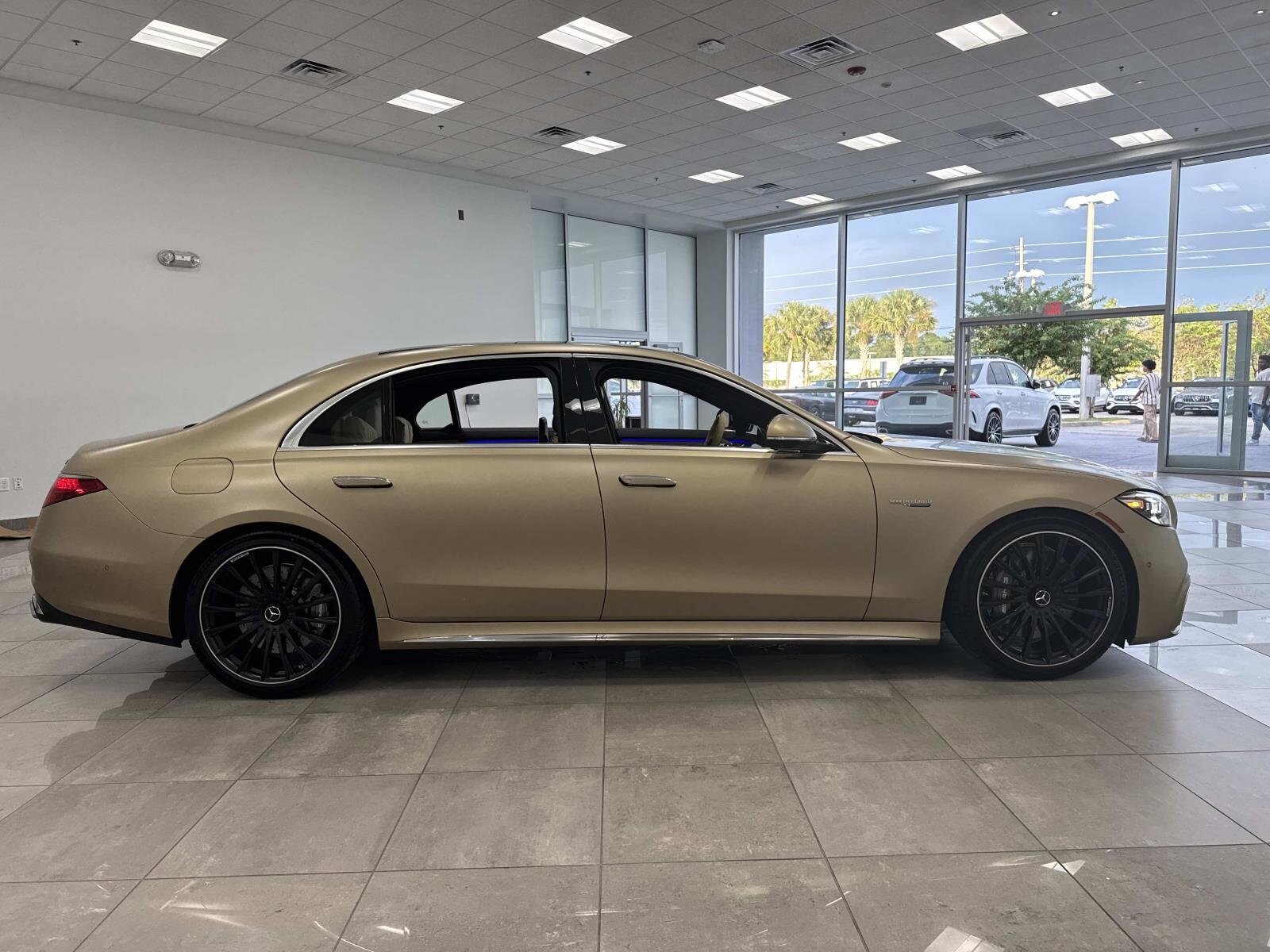 2024 Mercedes Benz S 63 e AMG 4MATIC photo 2