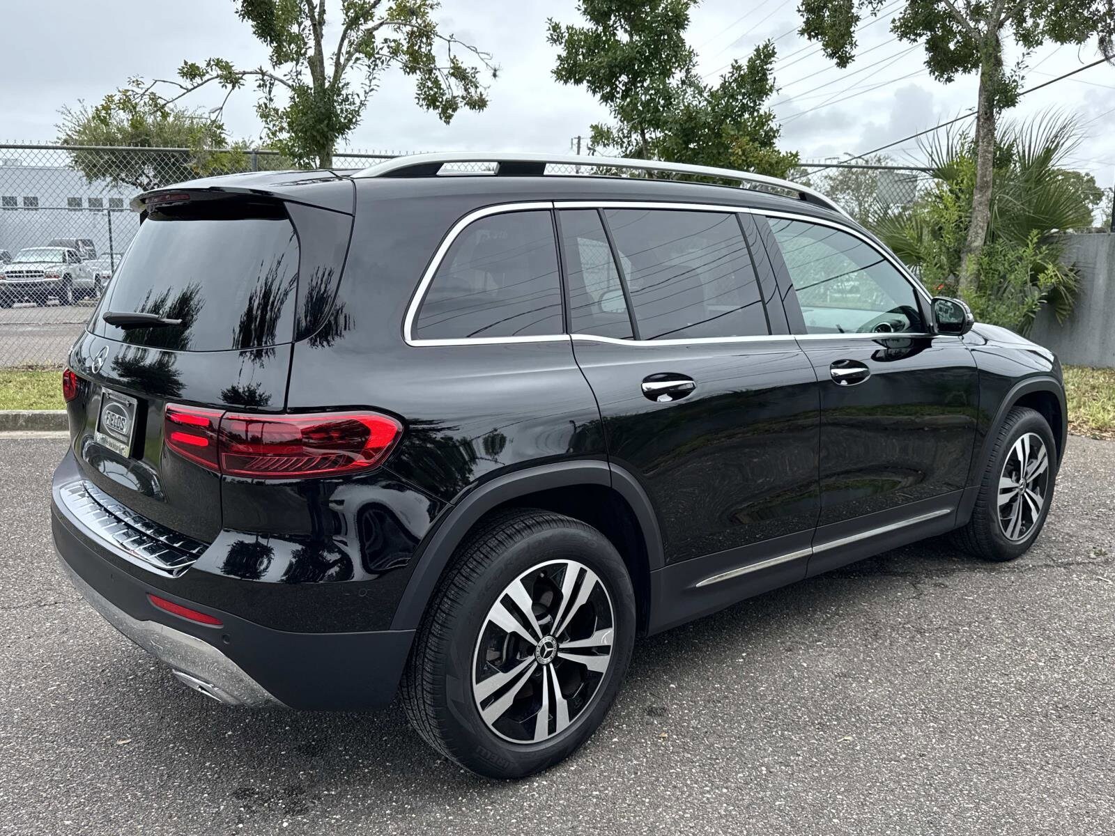 2025 Mercedes Benz GLB 250 photo 2