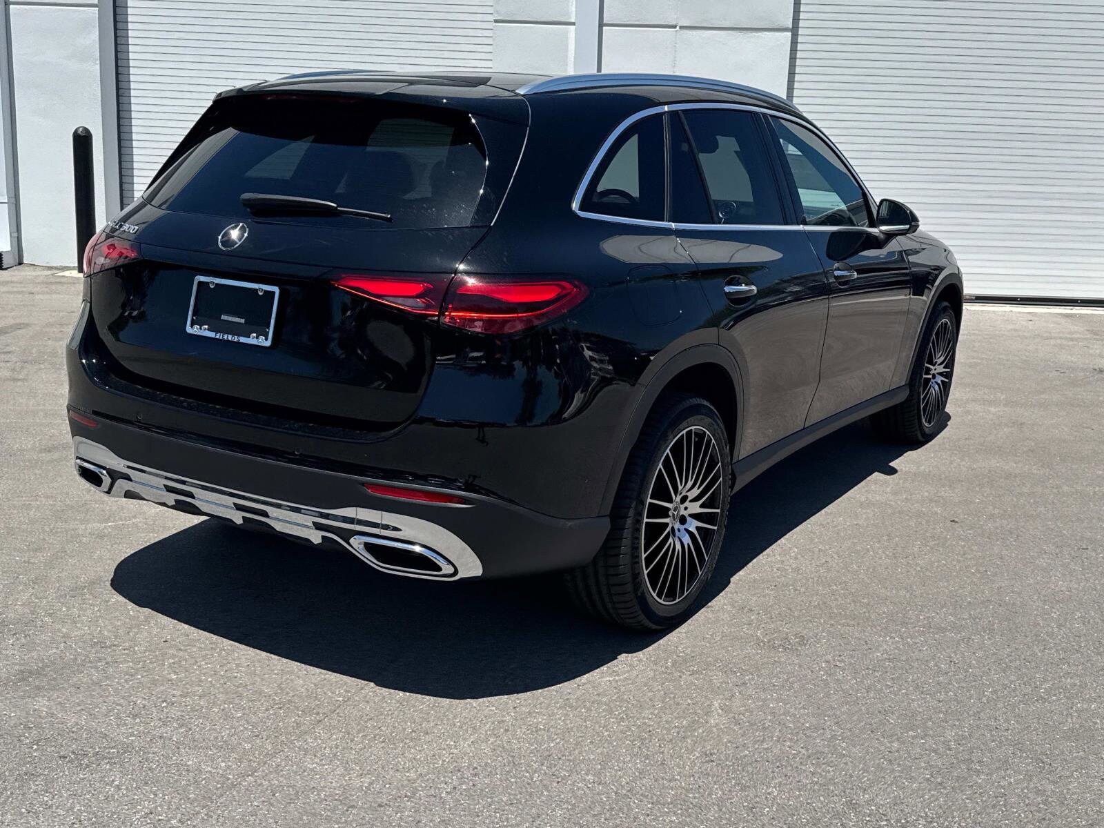 2025 Mercedes Benz GLC 300 photo 3