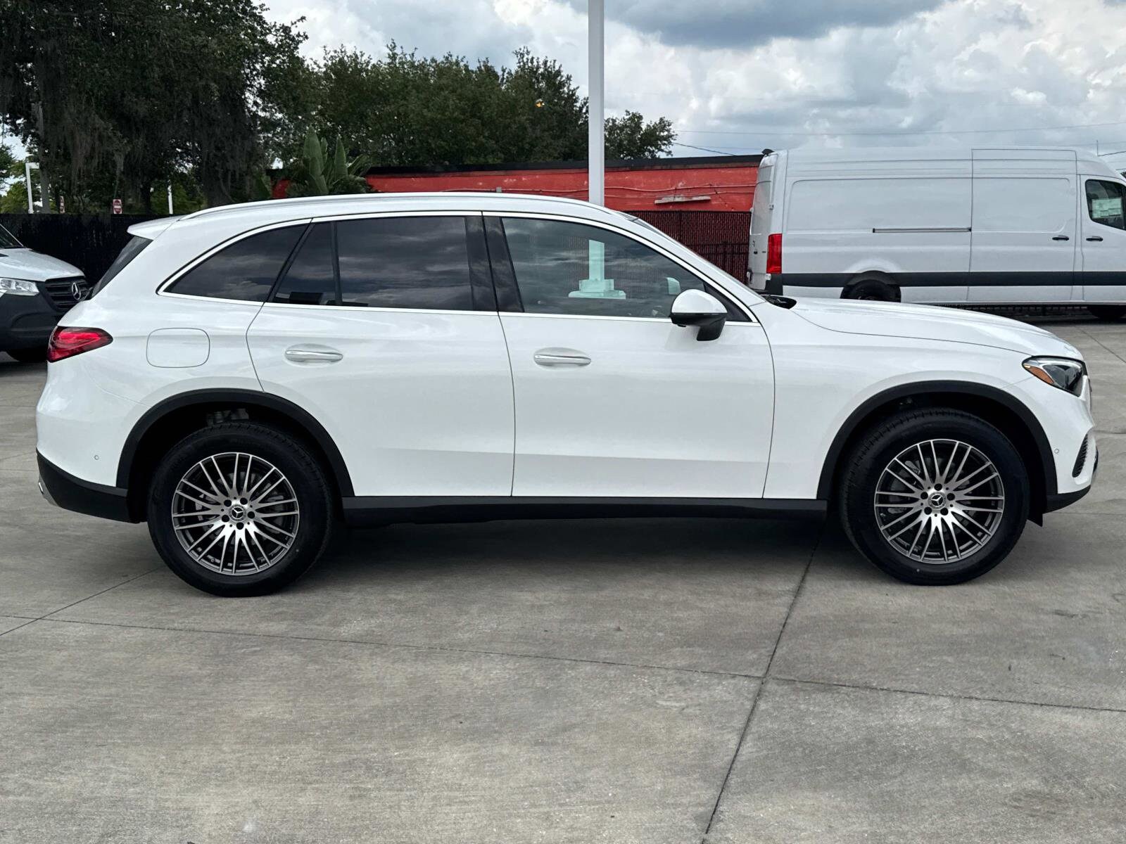 2025 Mercedes Benz GLC 300 photo 2