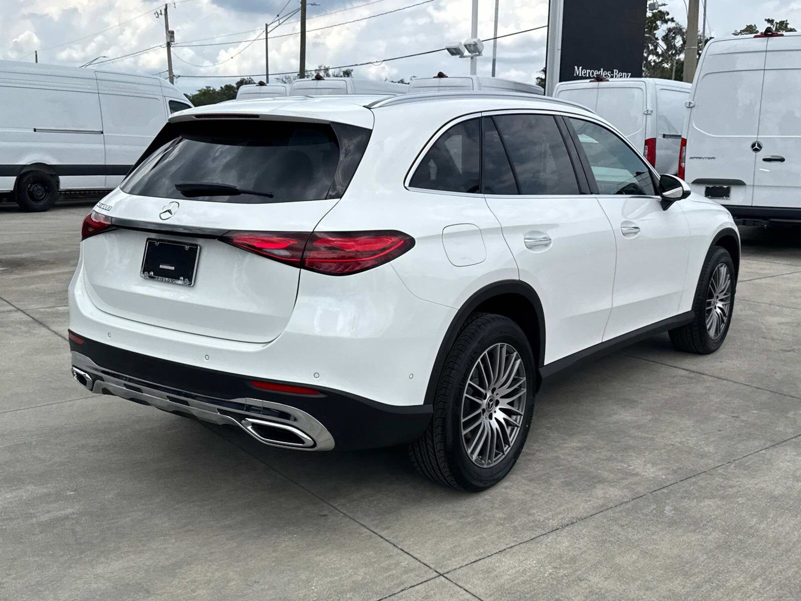 2025 Mercedes Benz GLC 300 photo 3