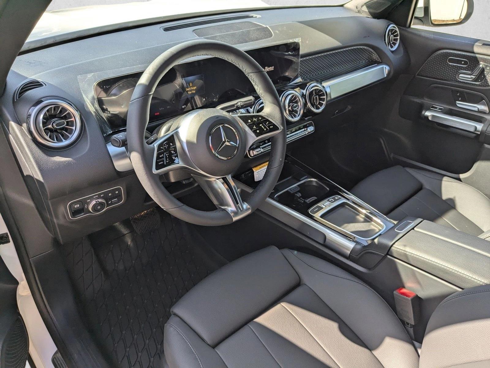 2025 Mercedes Benz GLB 250 photo 3