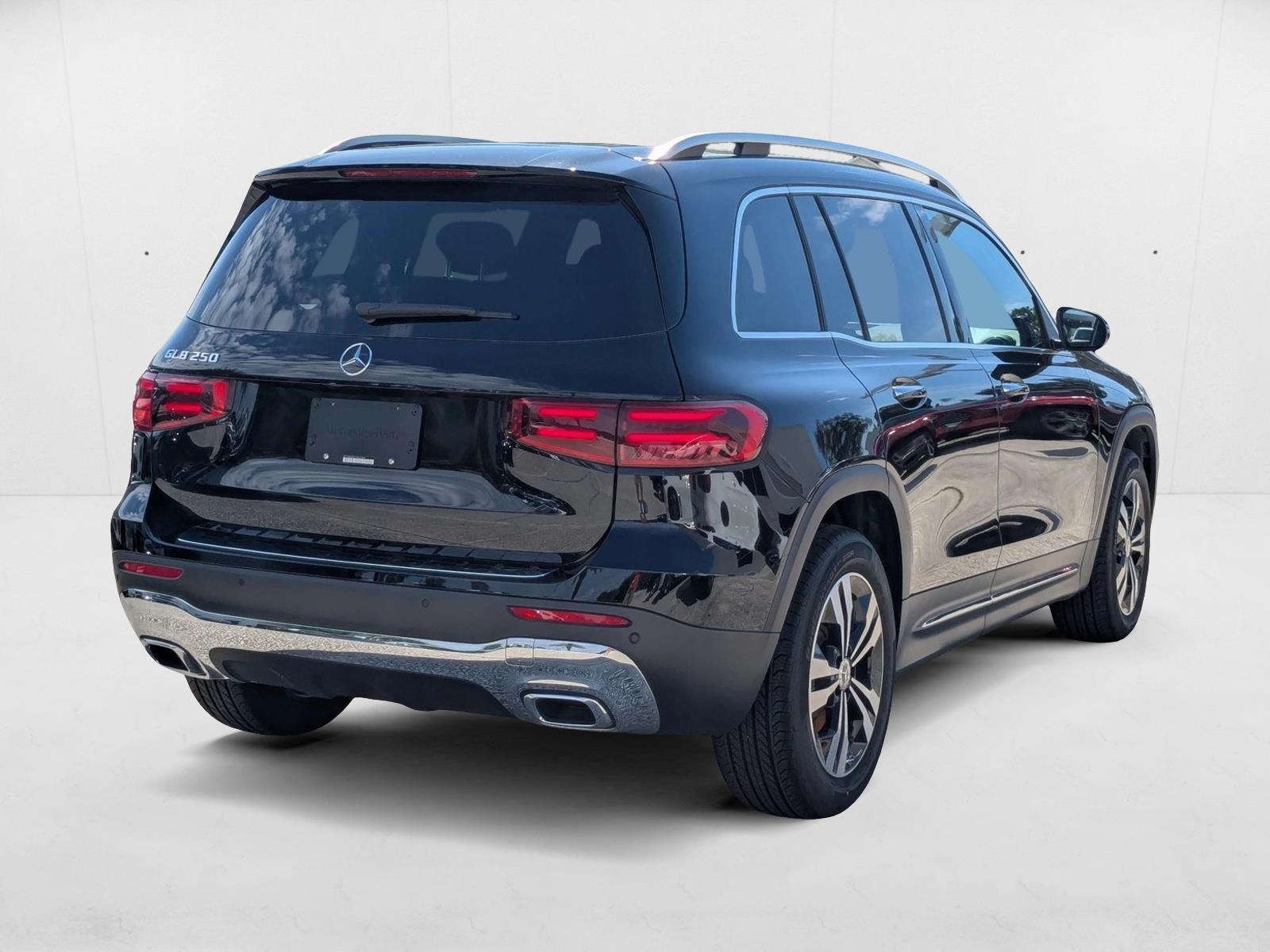 2025 Mercedes Benz GLB 250 photo 3