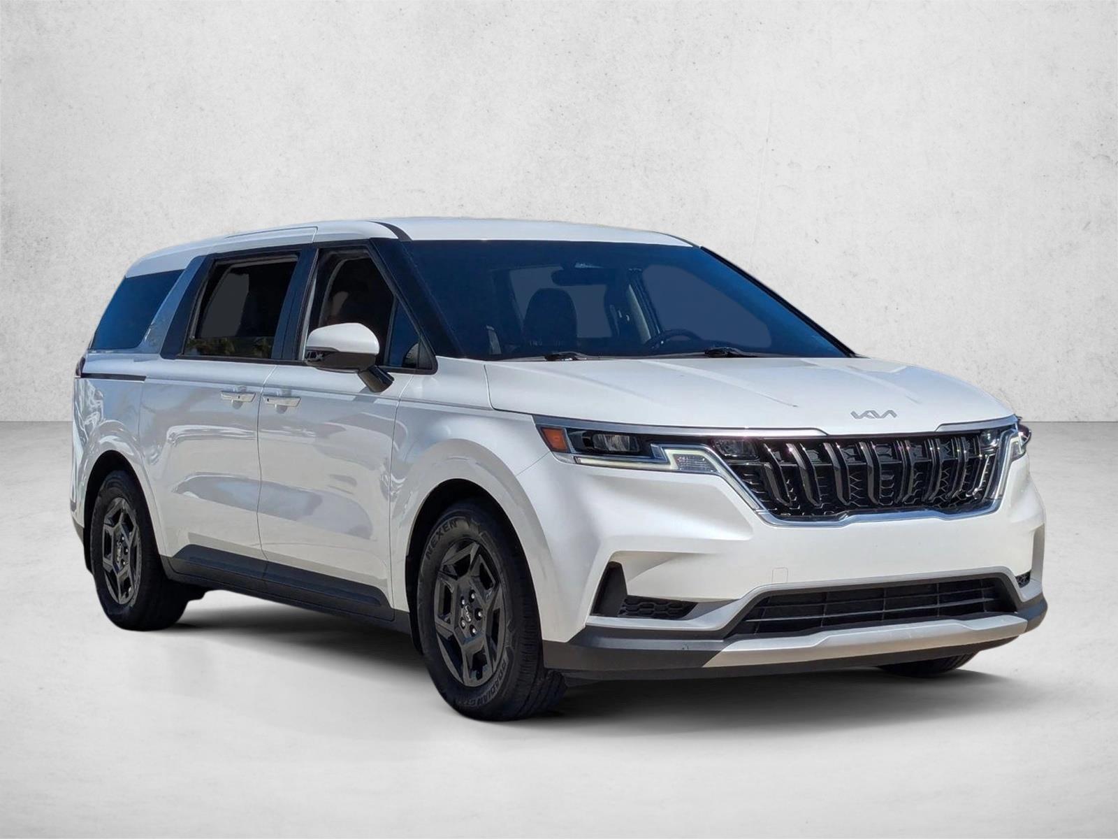 2022 Kia Carnival LX photo 3