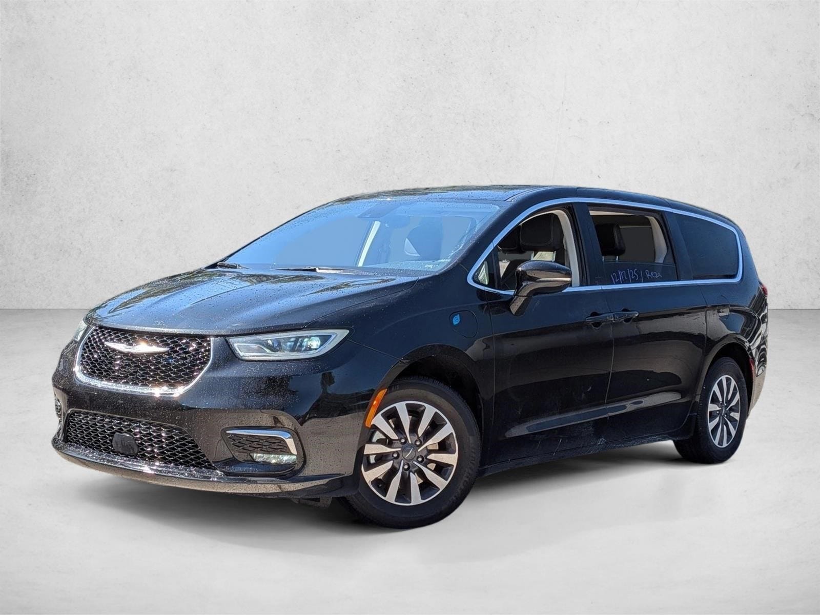 2022 Chrysler Pacifica Hybrid Touring L's photo