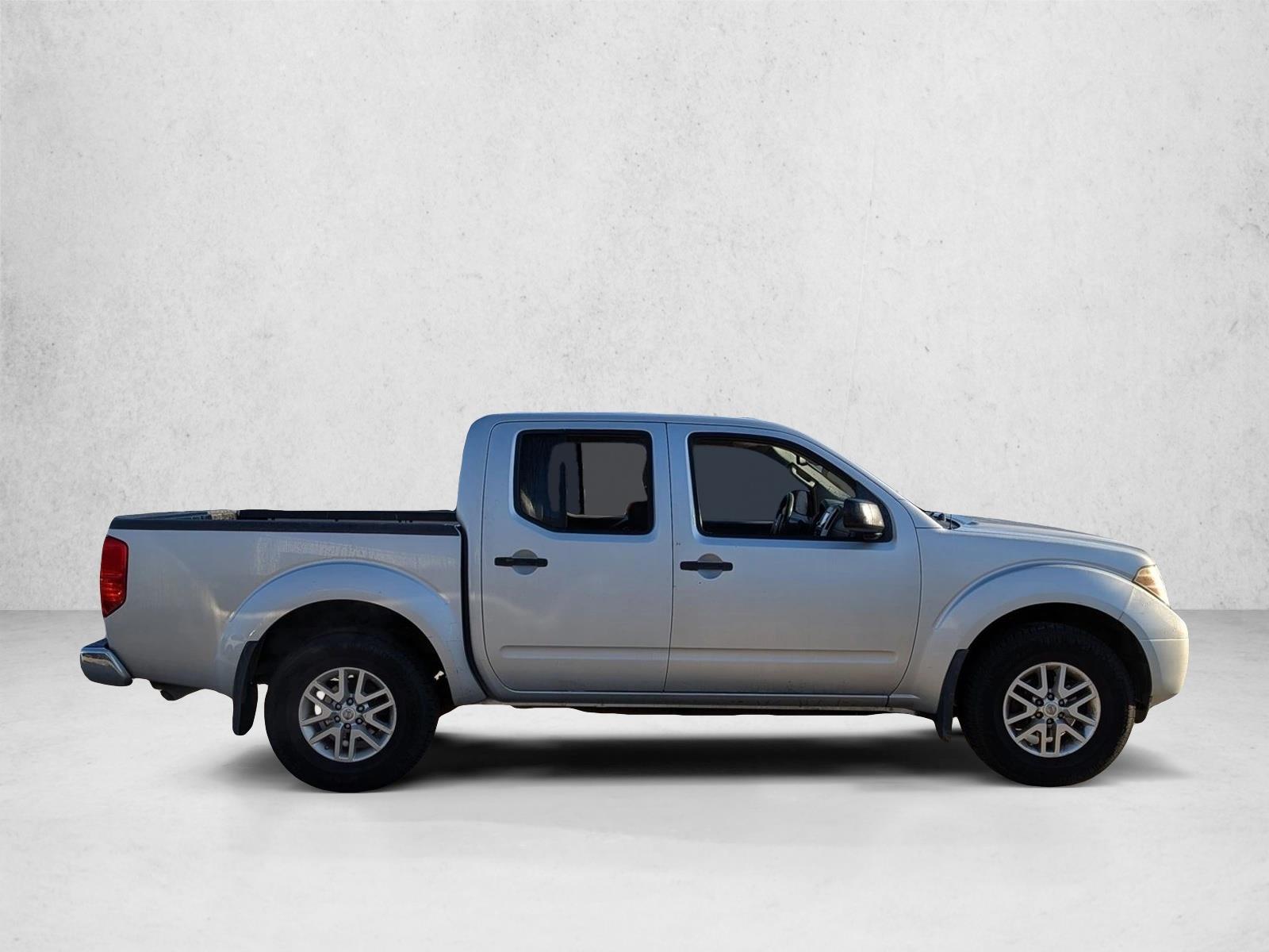 2015 Nissan Frontier Crew Cab SV photo 4