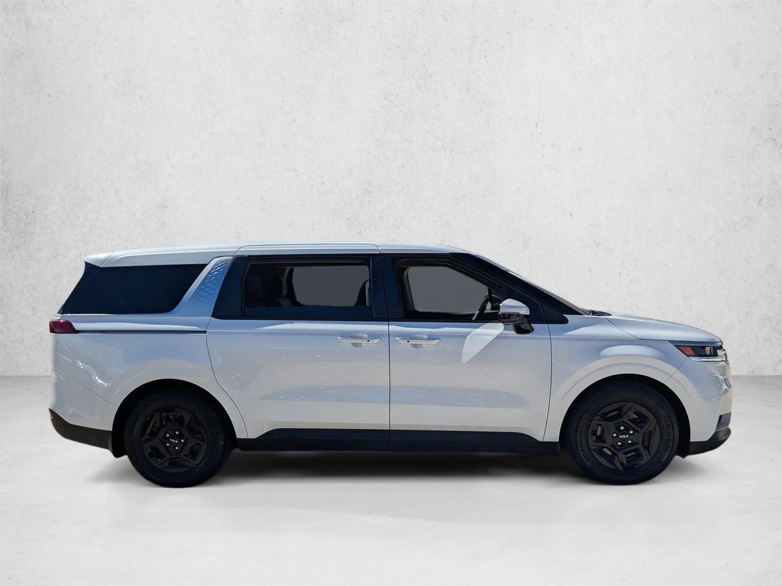 2022 Kia Carnival LX photo 4