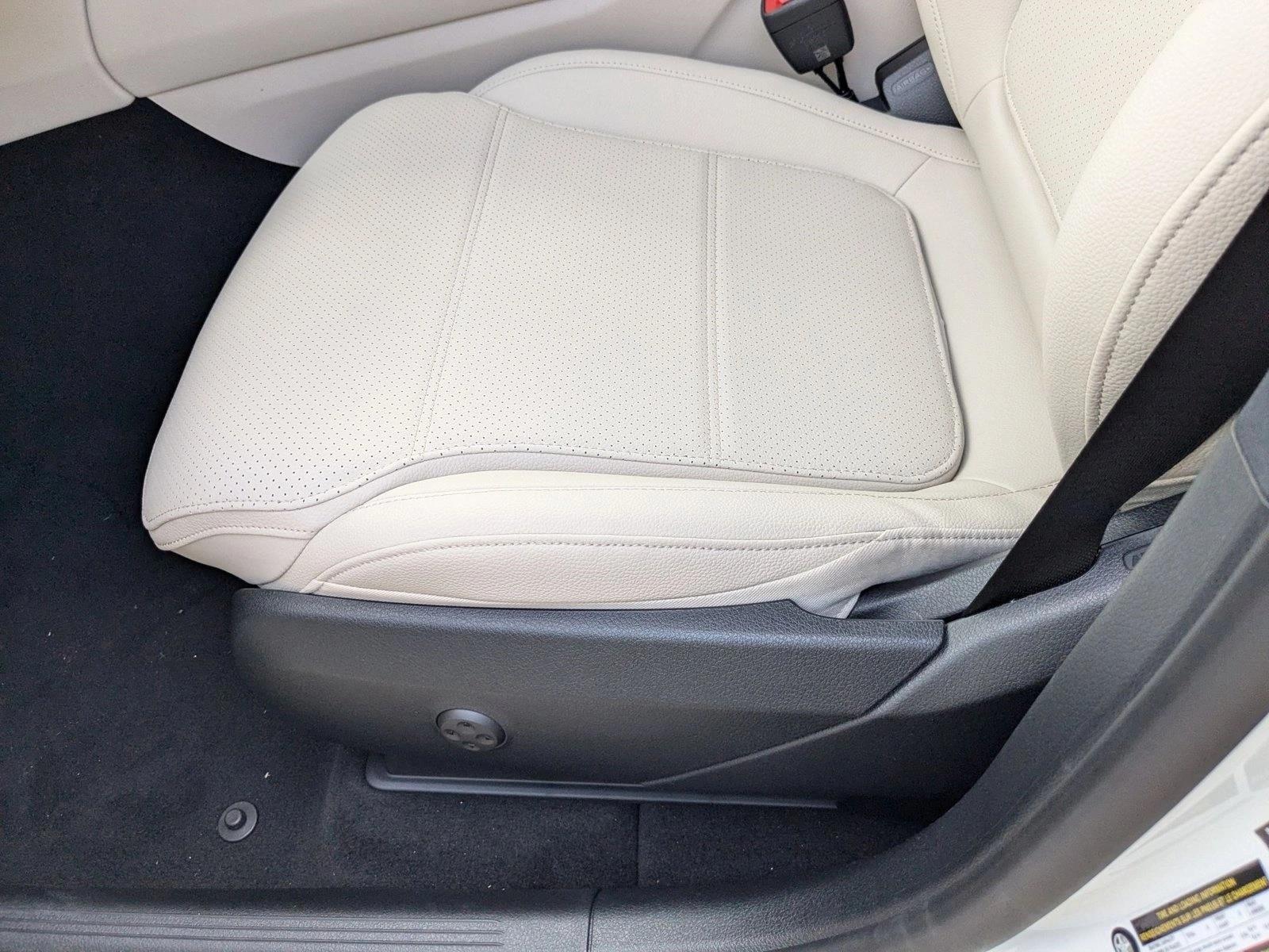 2025 Mercedes Benz GLC 300 photo 4