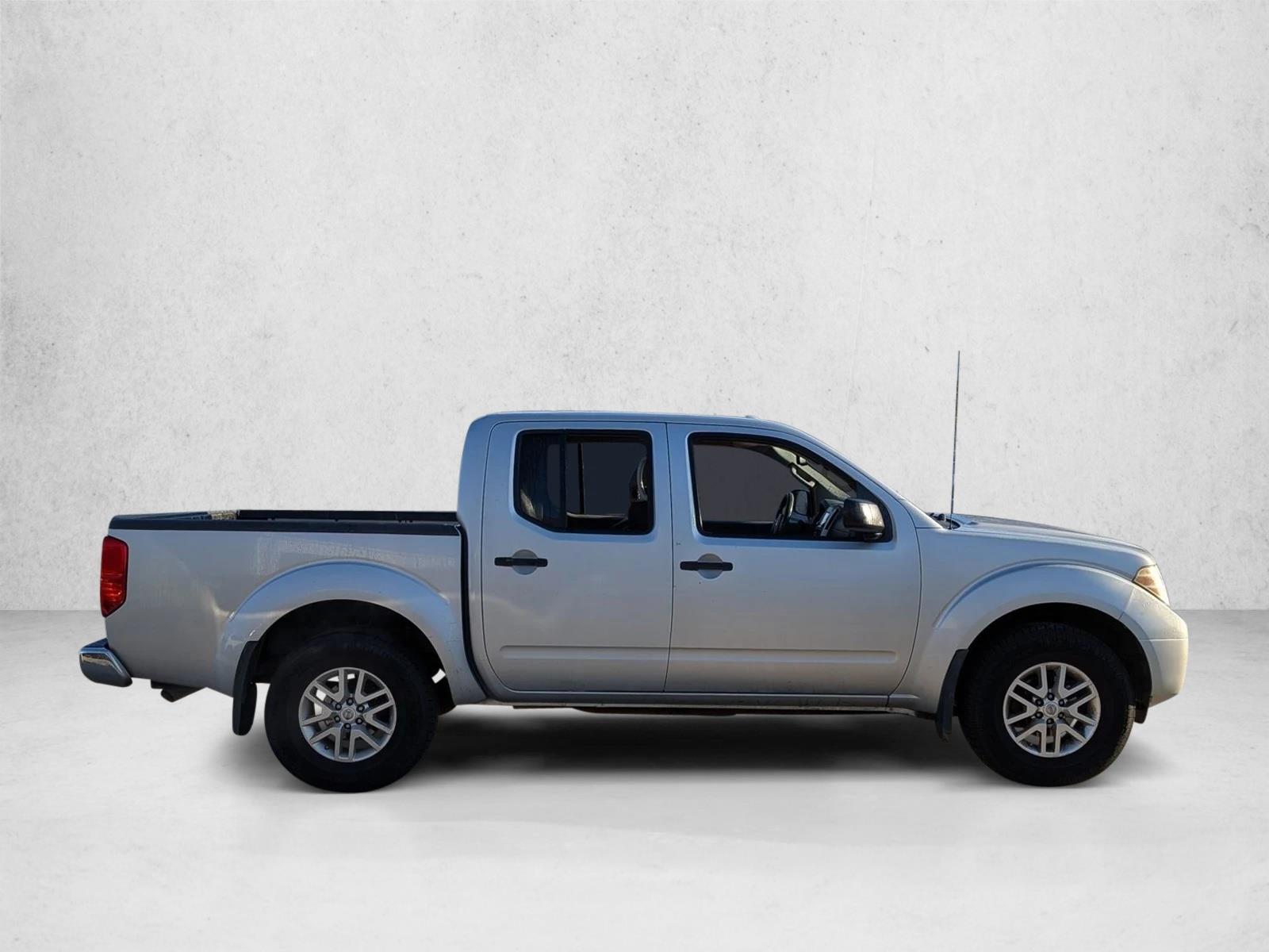 2015 Nissan Frontier Crew Cab SV photo 4