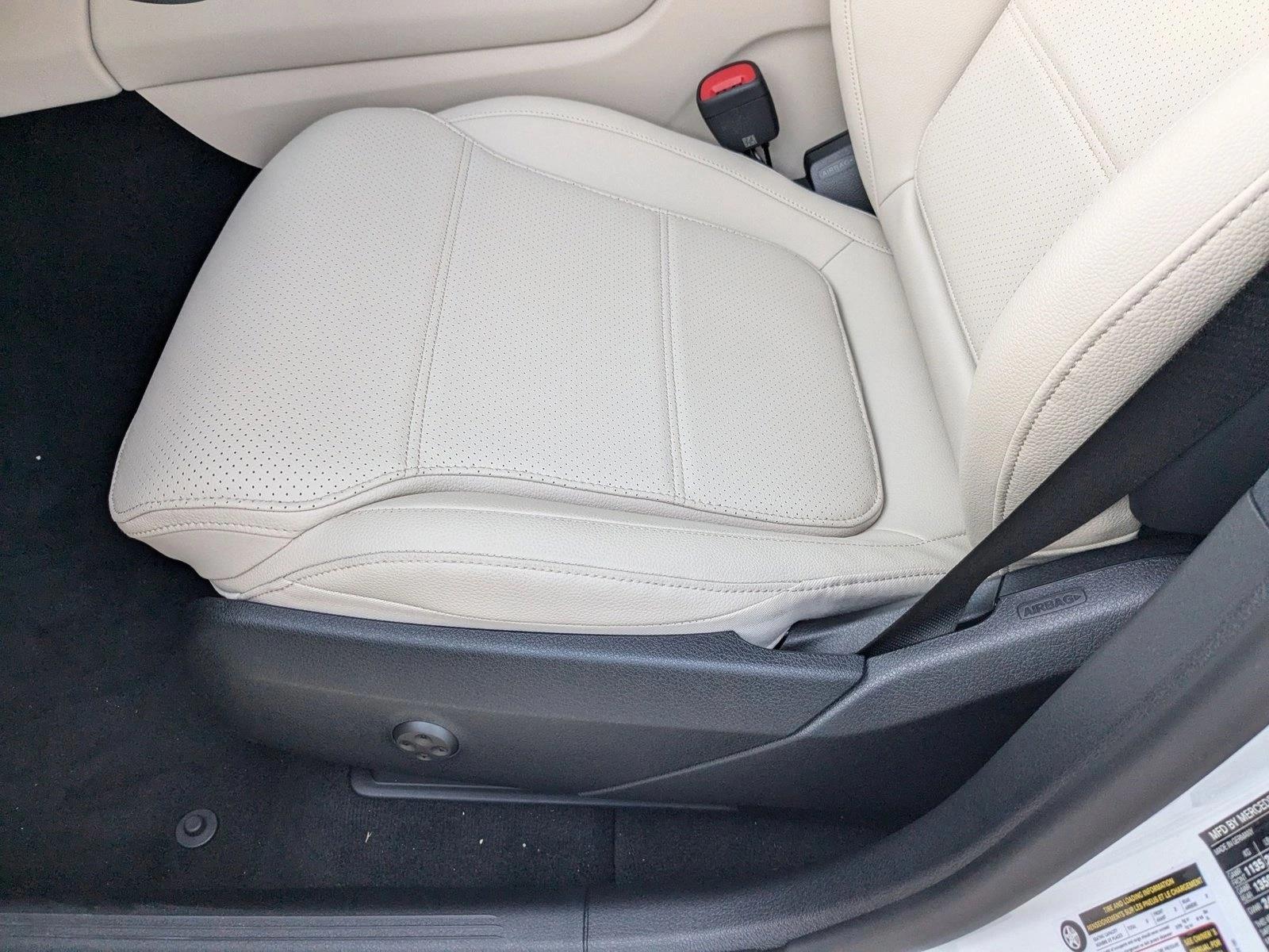 2025 Mercedes Benz GLC 300 photo 3