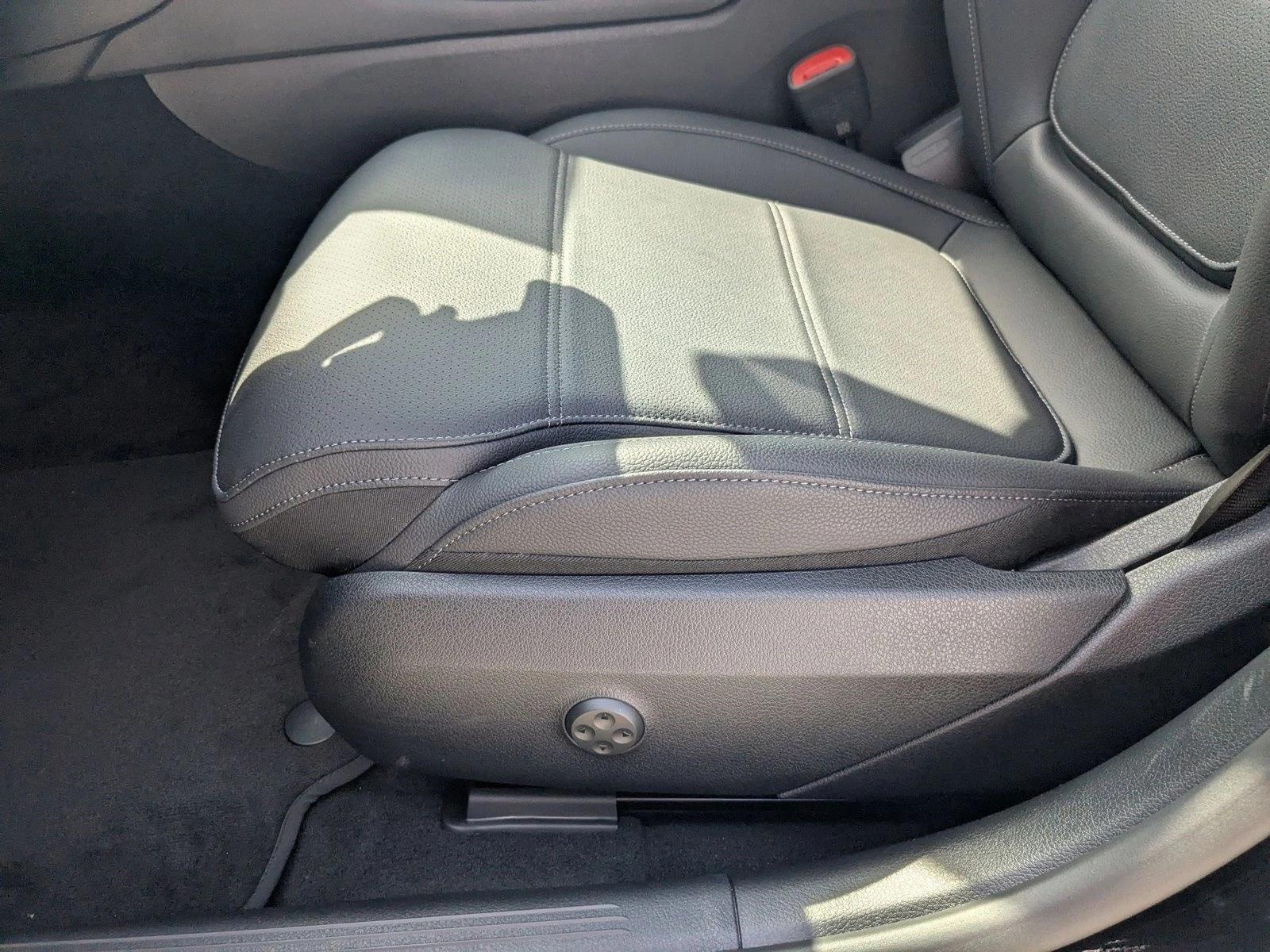 2025 Mercedes Benz C 300 Sedan photo 4