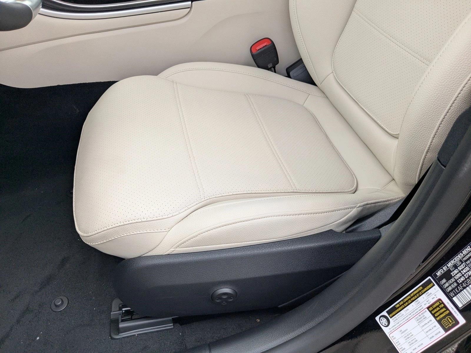 2025 Mercedes Benz C 300 Sedan photo 4