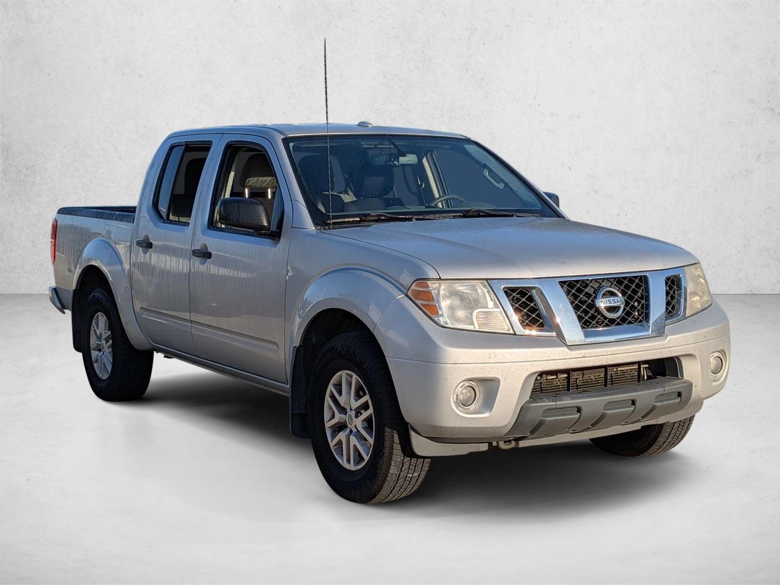 2015 Nissan Frontier Crew Cab SV photo 3