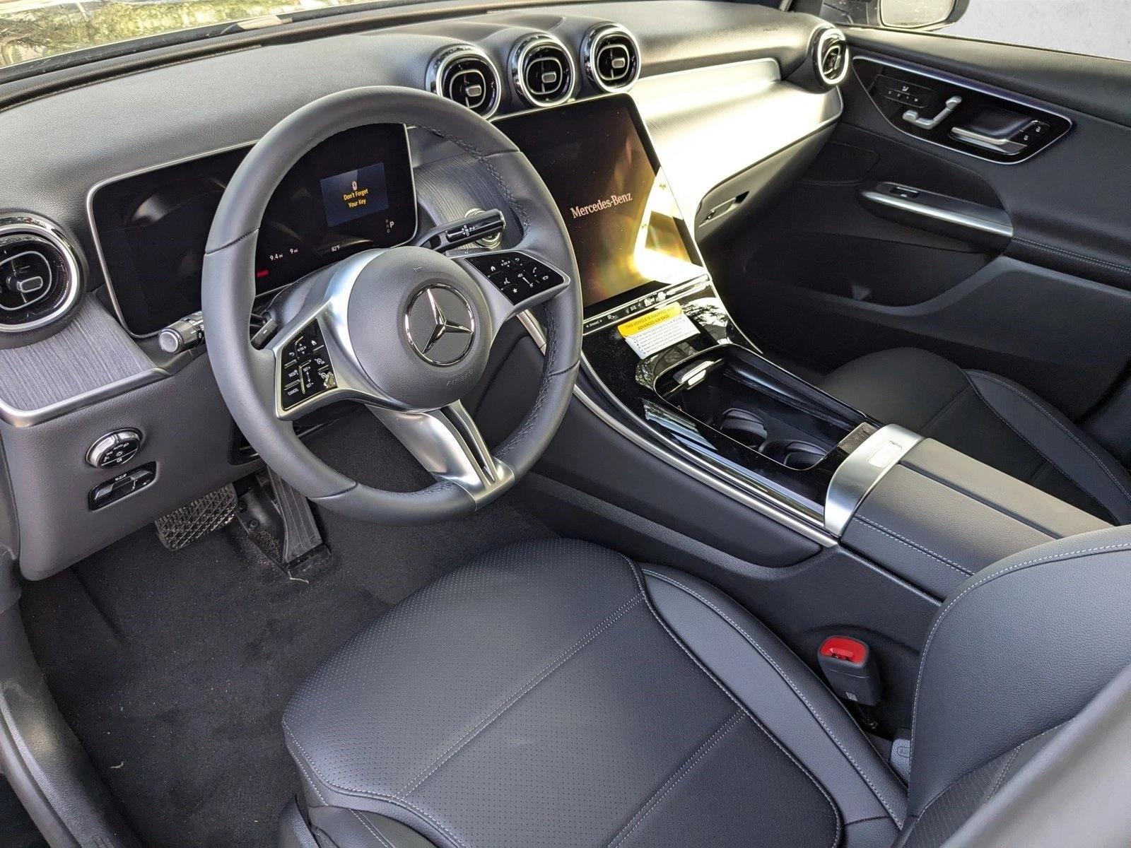 2025 Mercedes Benz GLC 300 photo 3