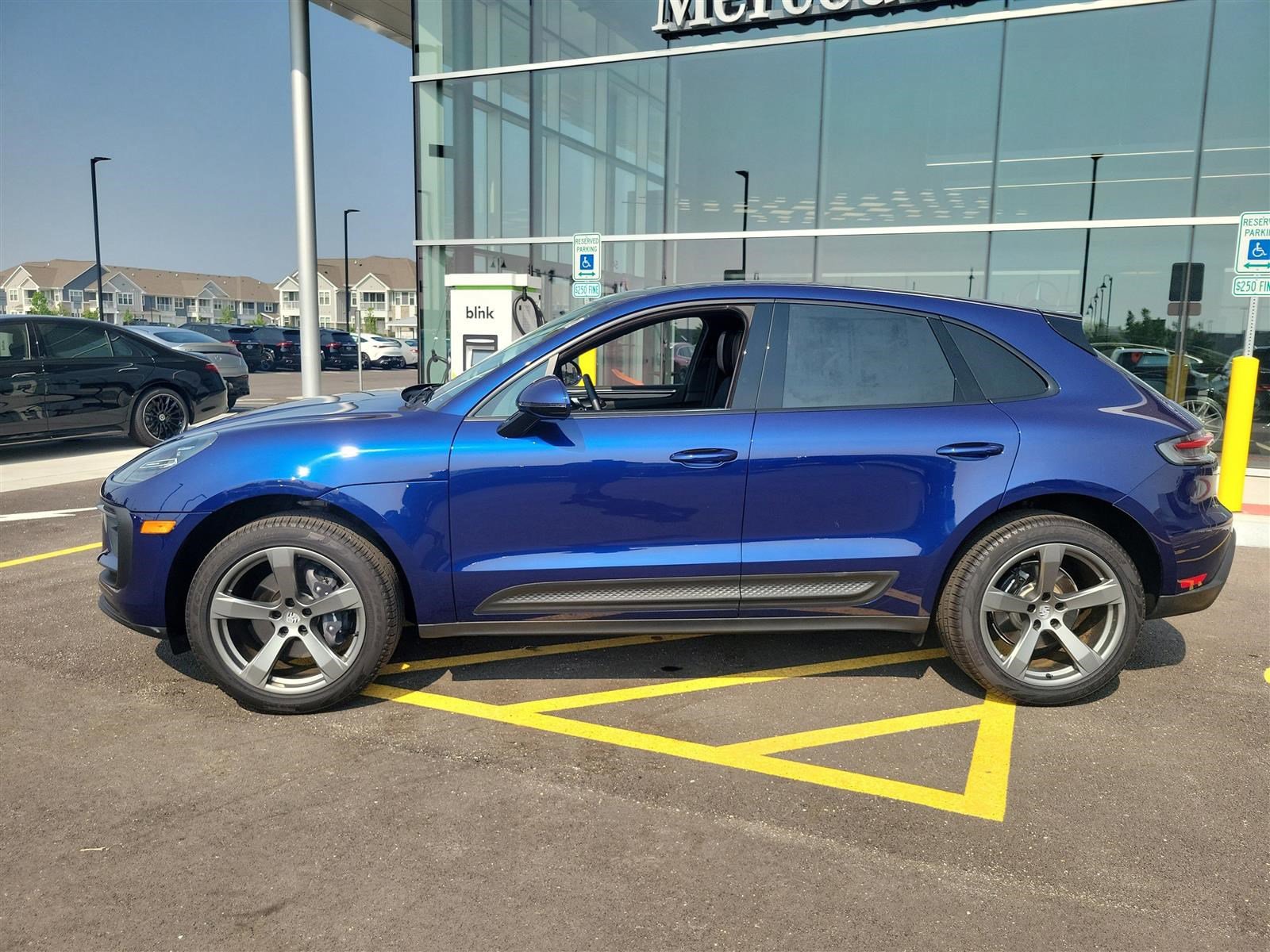 2024 Porsche Macan T photo 2
