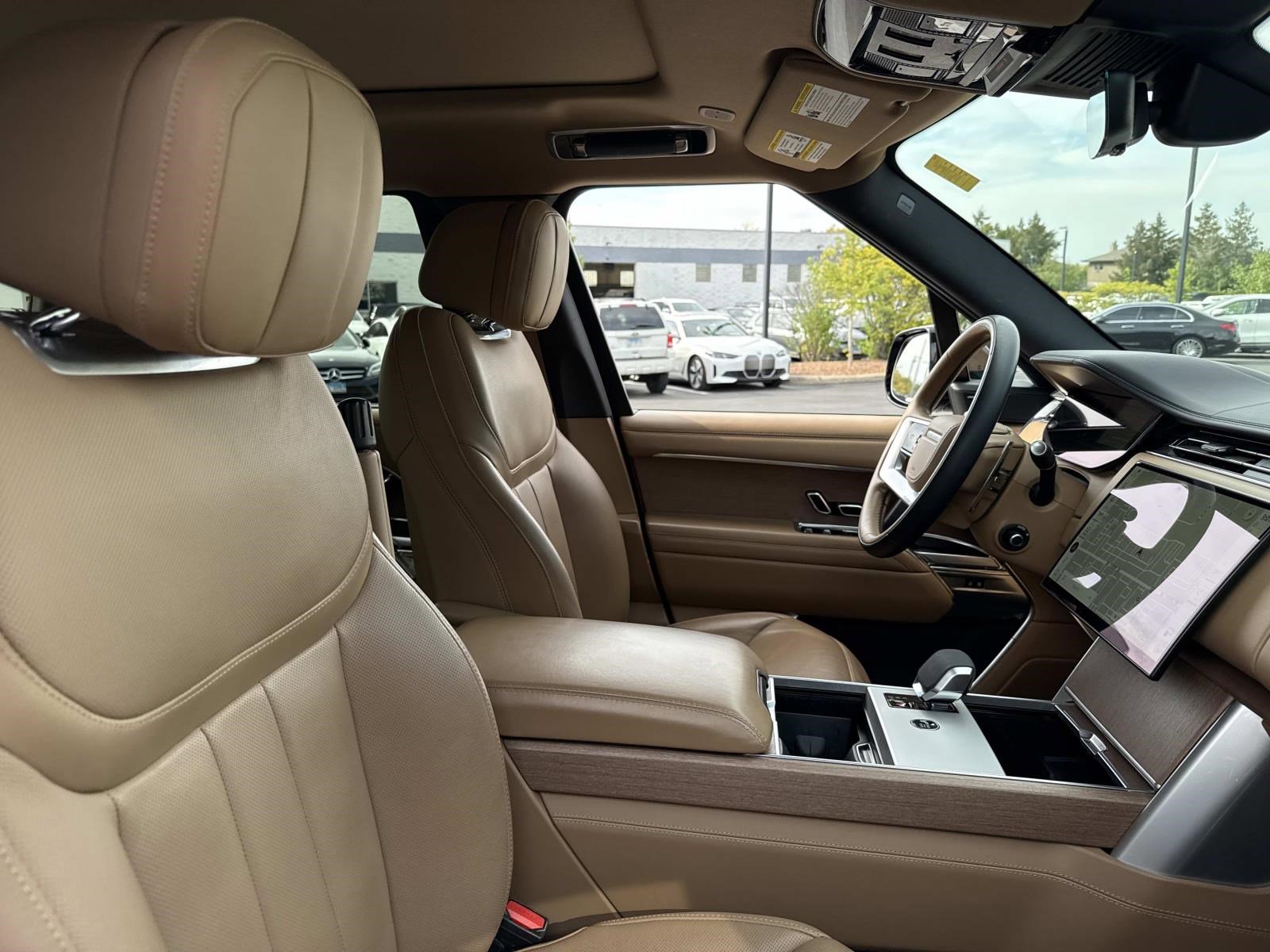 2024 Land Rover Range Rover SE photo 2