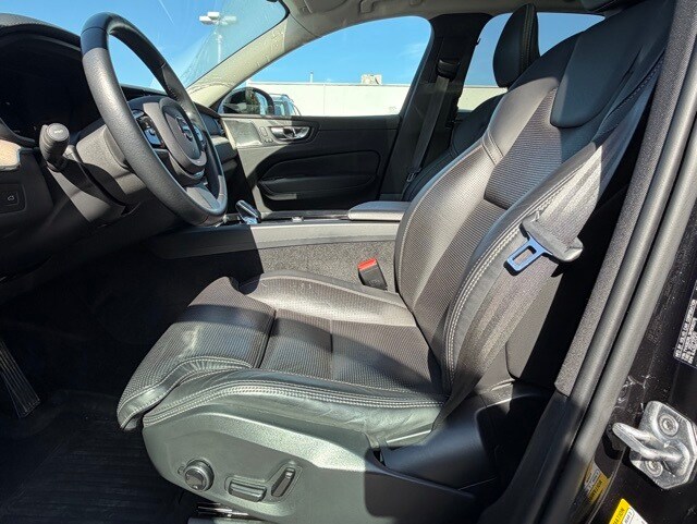 2022 Volvo XC60 Inscription photo 2