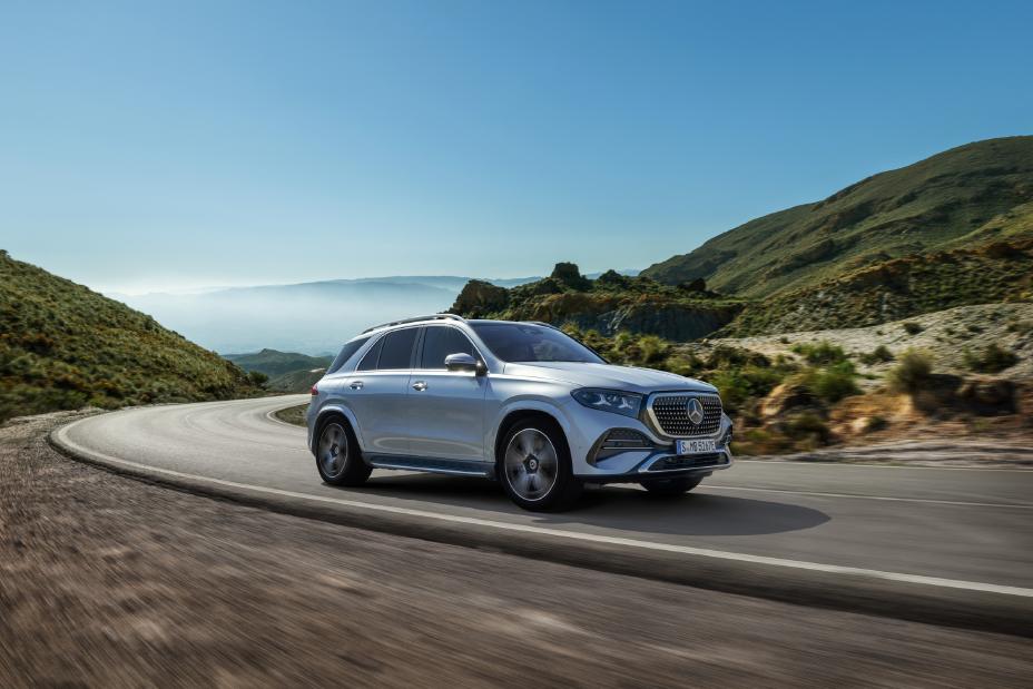 2027%20Mercedes-Benz%20GLE%20Driving.jpg