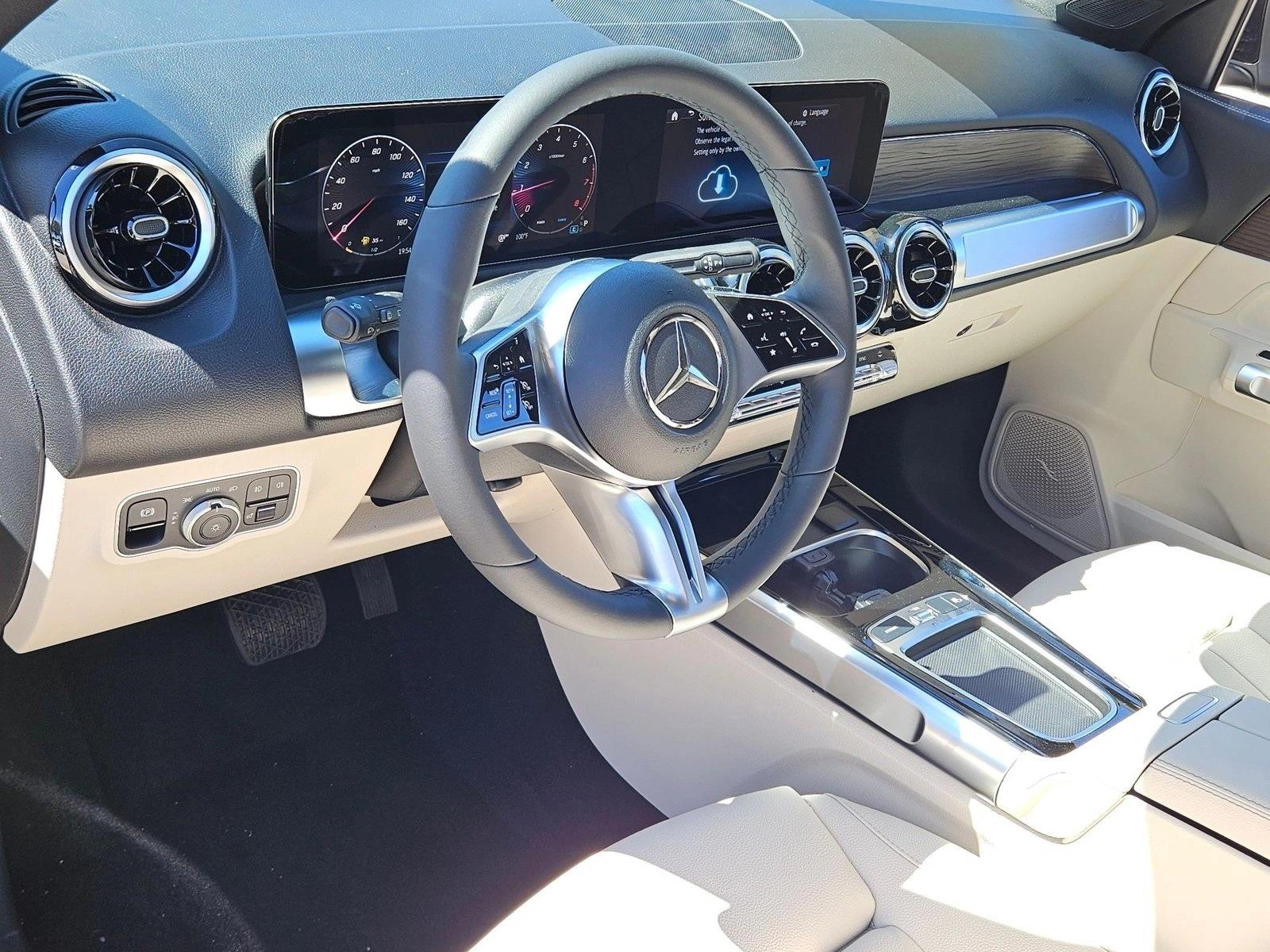 2025 Mercedes Benz GLB 250 photo 3