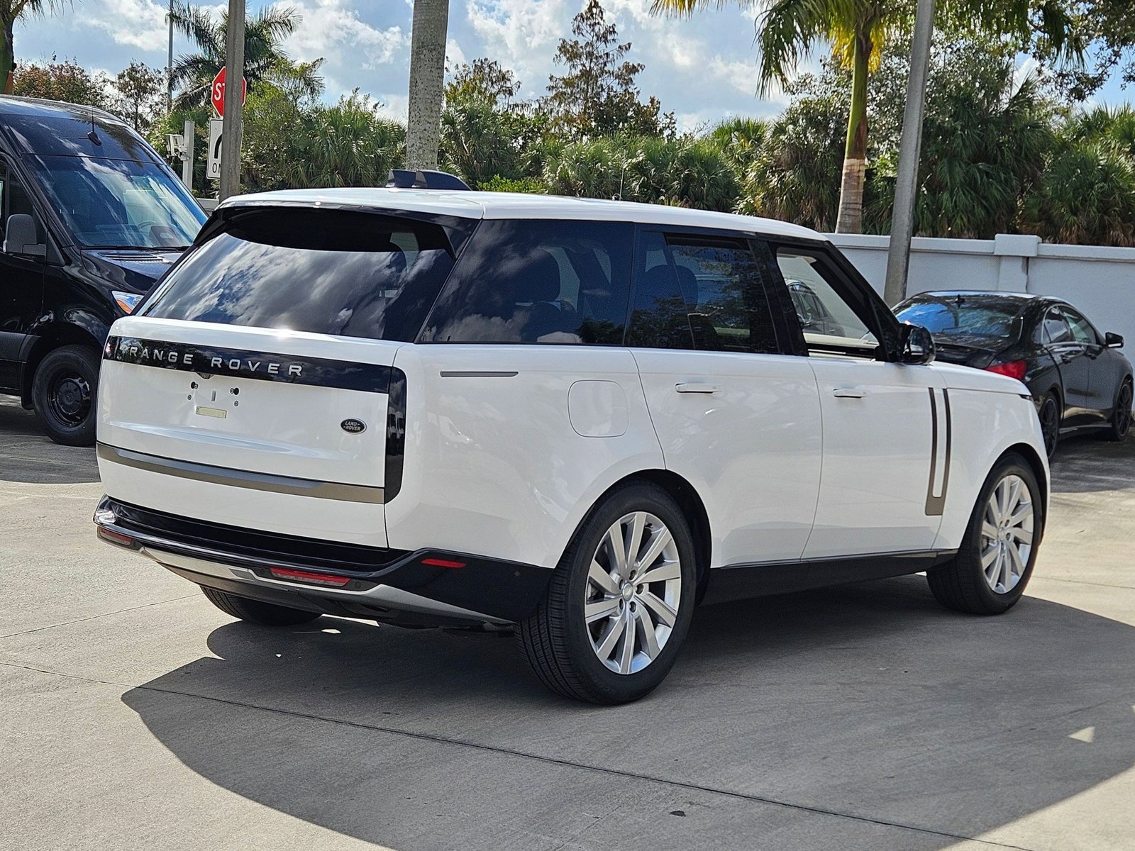 2023 Land Rover Range Rover SE photo 2