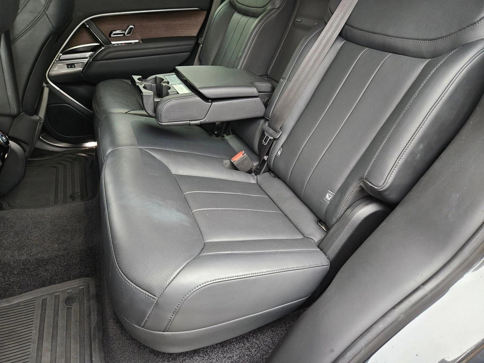 2023 Land Rover Range Rover SE photo 3