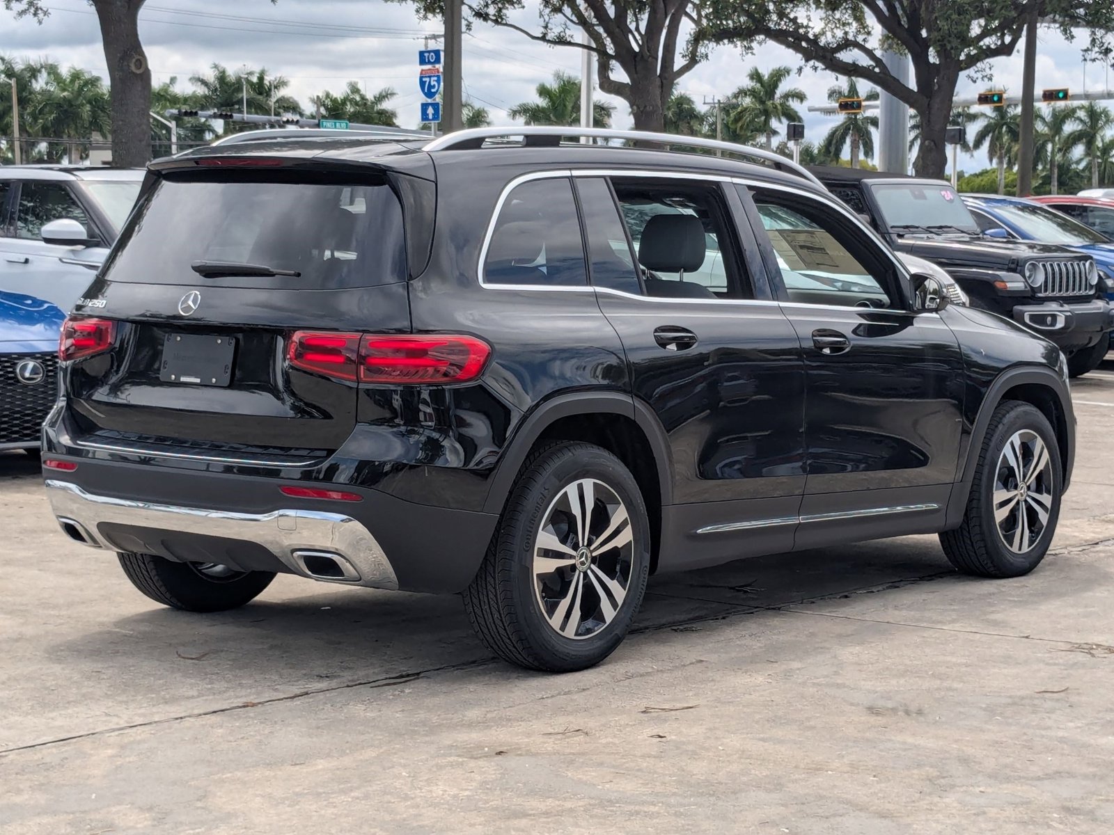 2026 Mercedes Benz GLB 250 photo 2