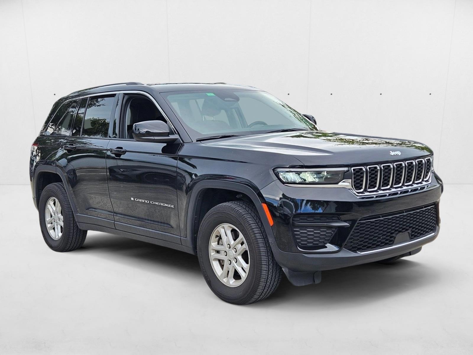 2023 Jeep Grand Cherokee Laredo photo 3