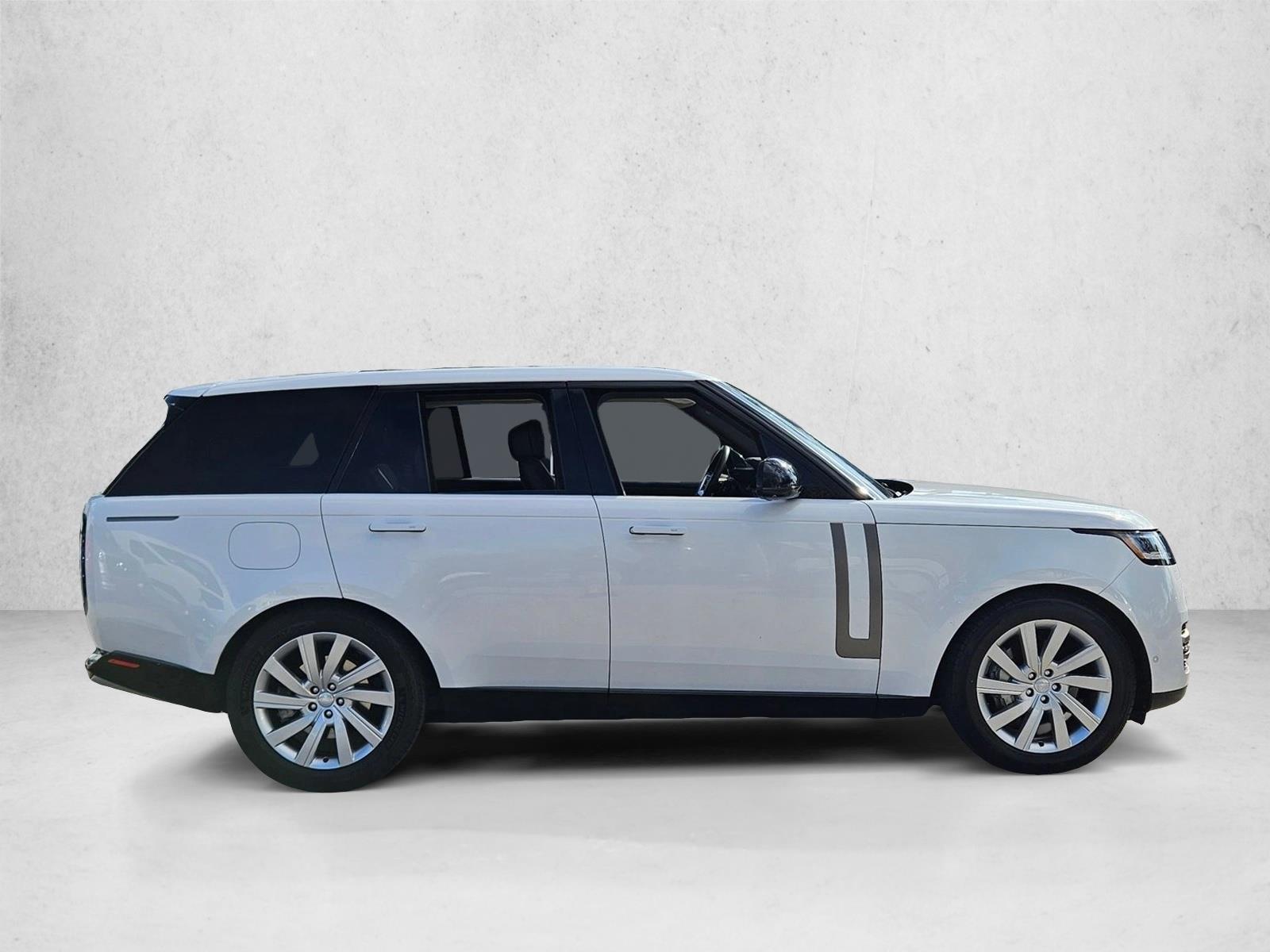 2023 Land Rover Range Rover SE photo 4