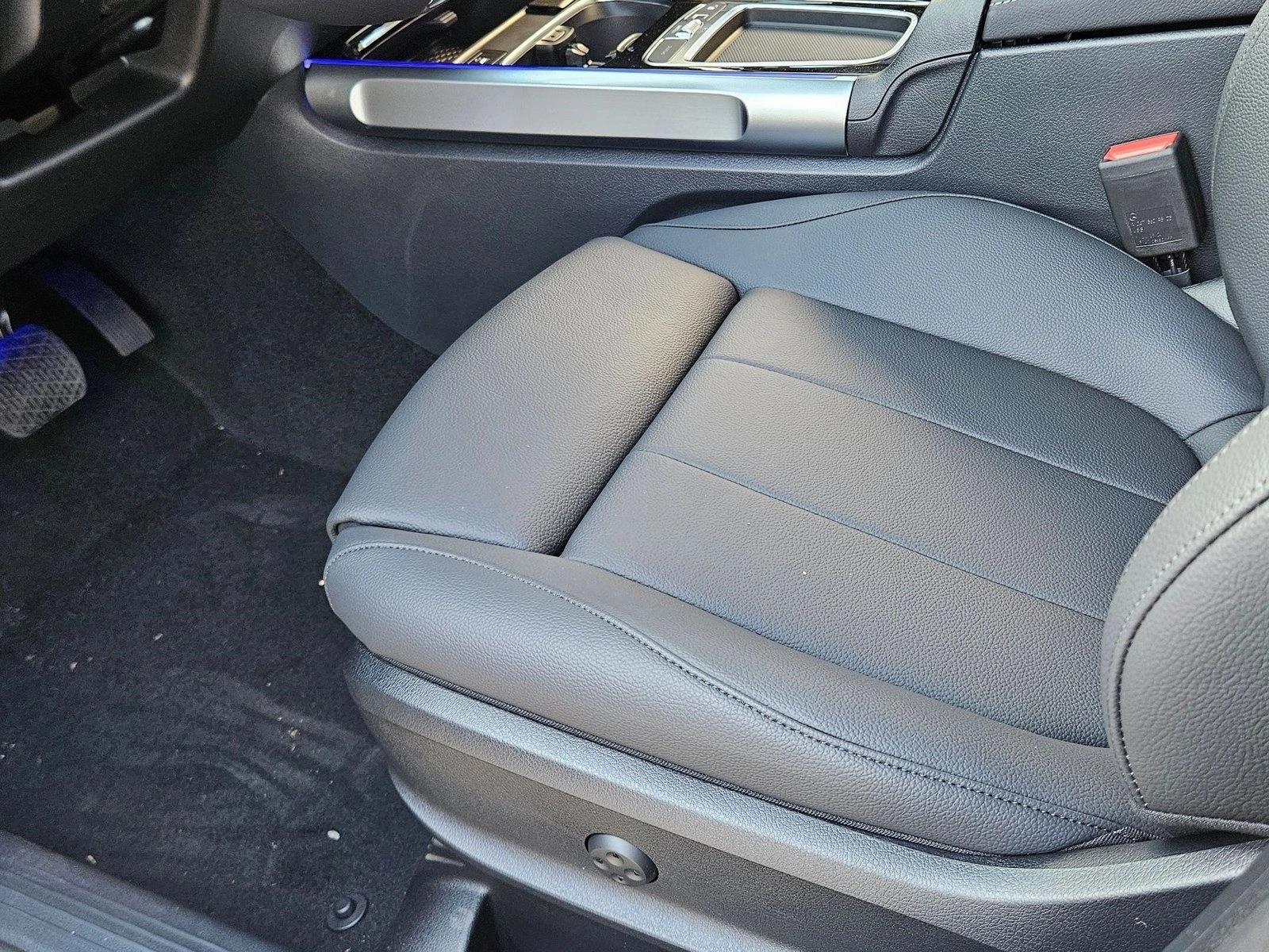 2025 Mercedes Benz GLB 250 photo 3