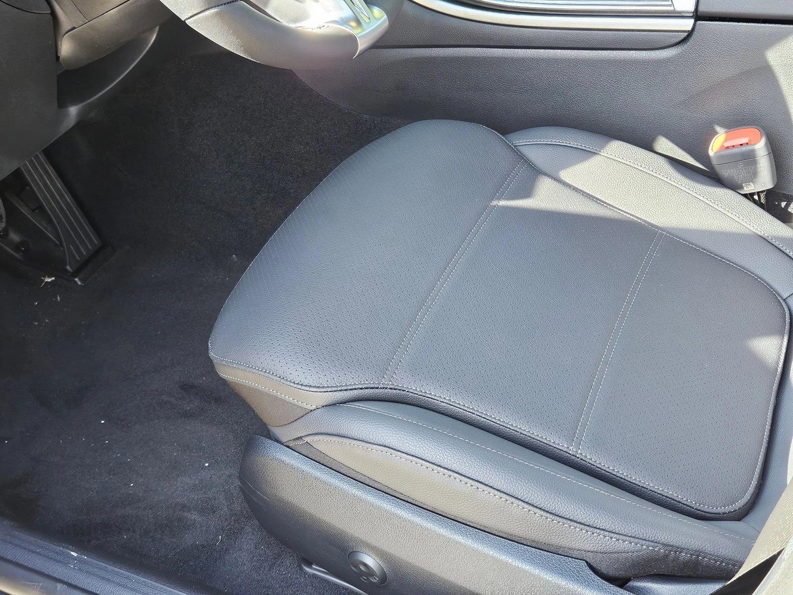 2025 Mercedes Benz C 300 Sedan photo 4