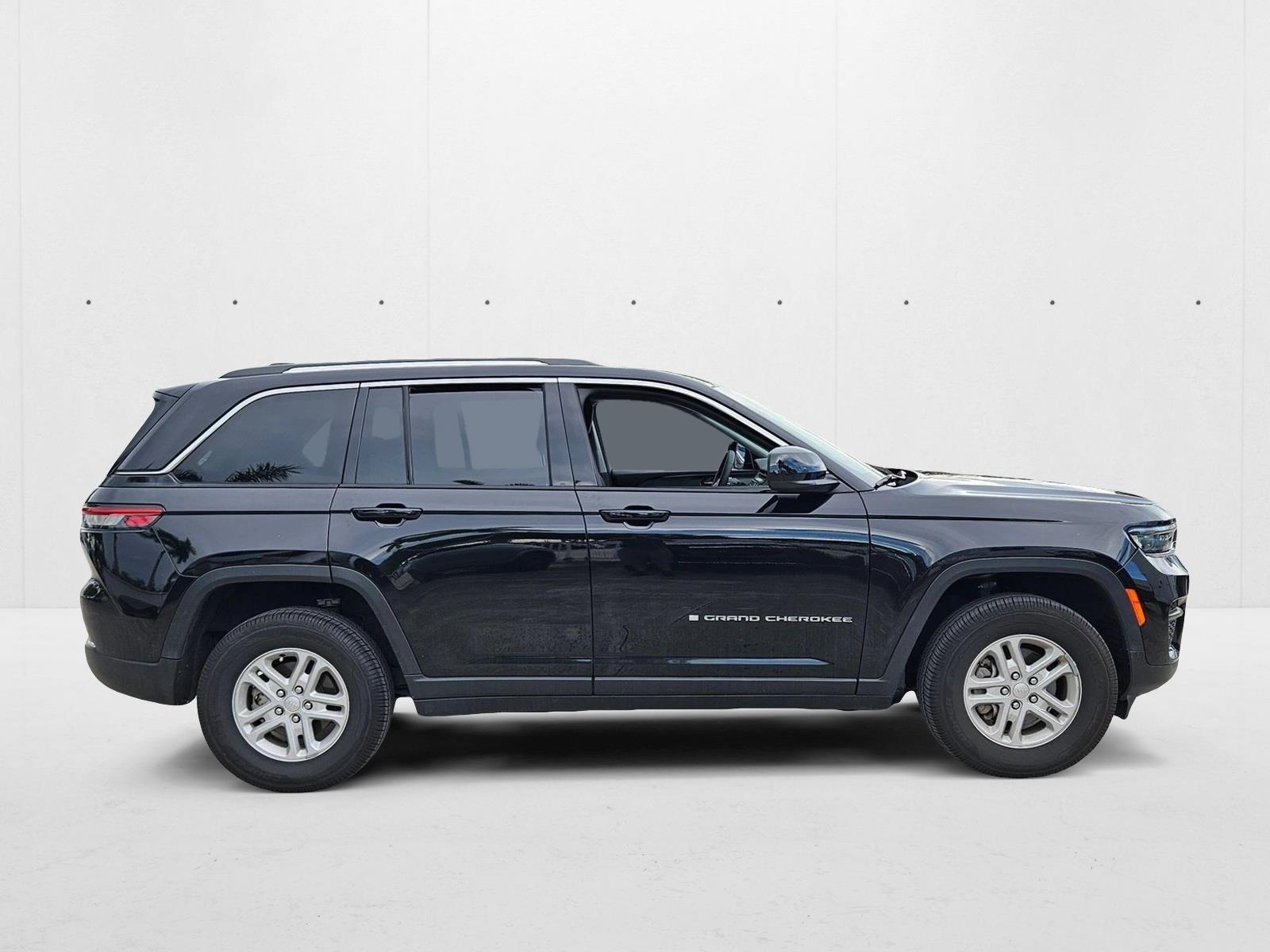 2023 Jeep Grand Cherokee Laredo photo 4