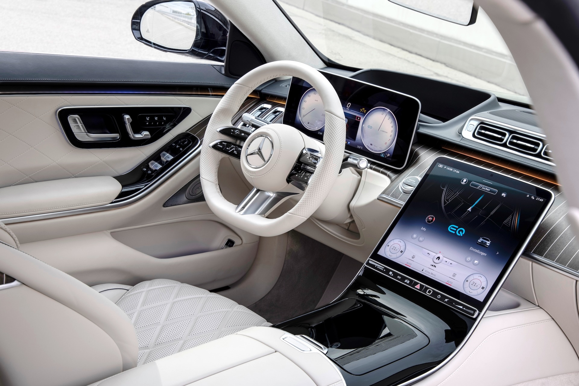 2025_Mercedes-Benz_S580e_interior.jpg