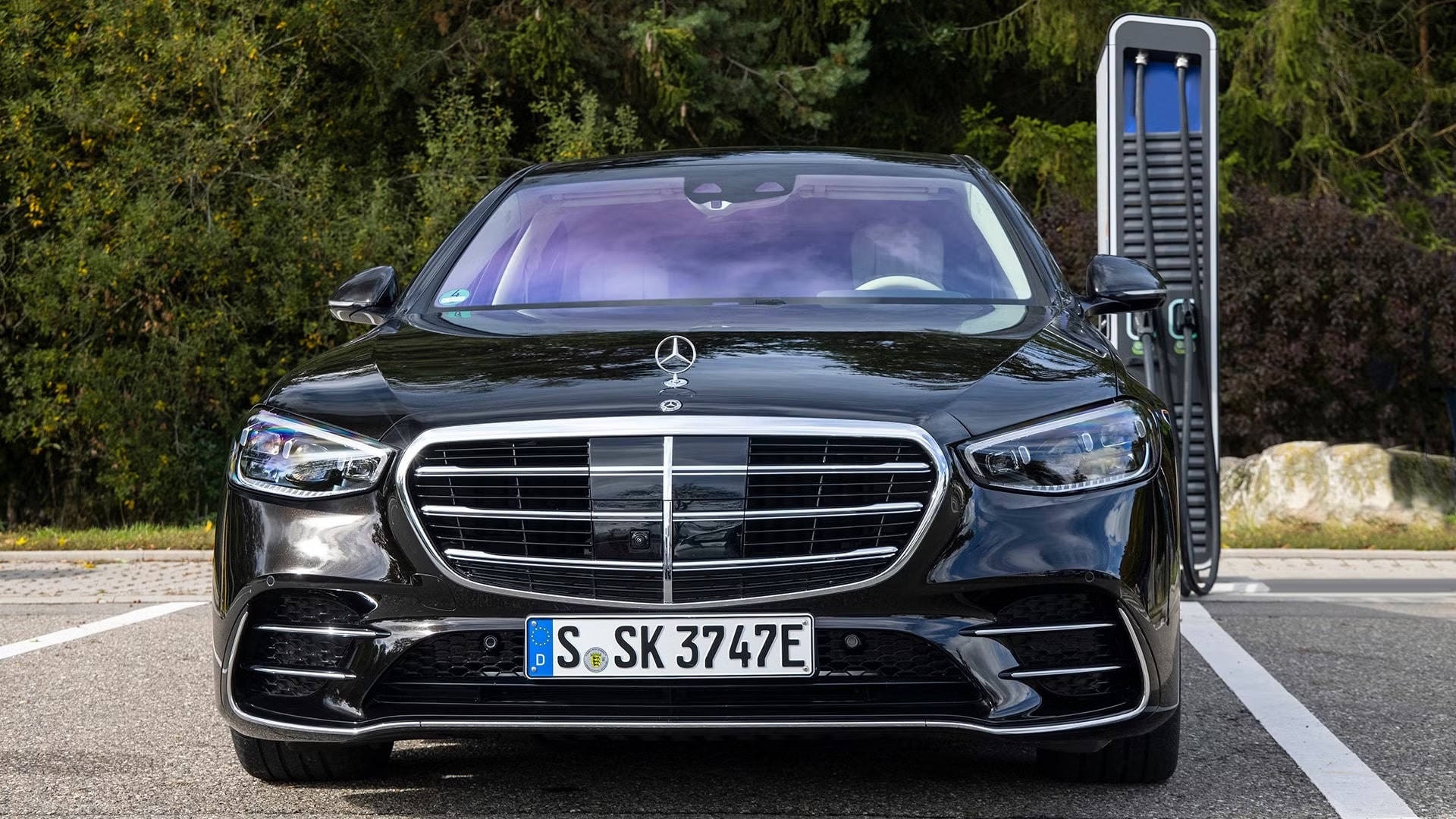2021-mercedes-benz-s-580e-black-charging-front-charger.jpg