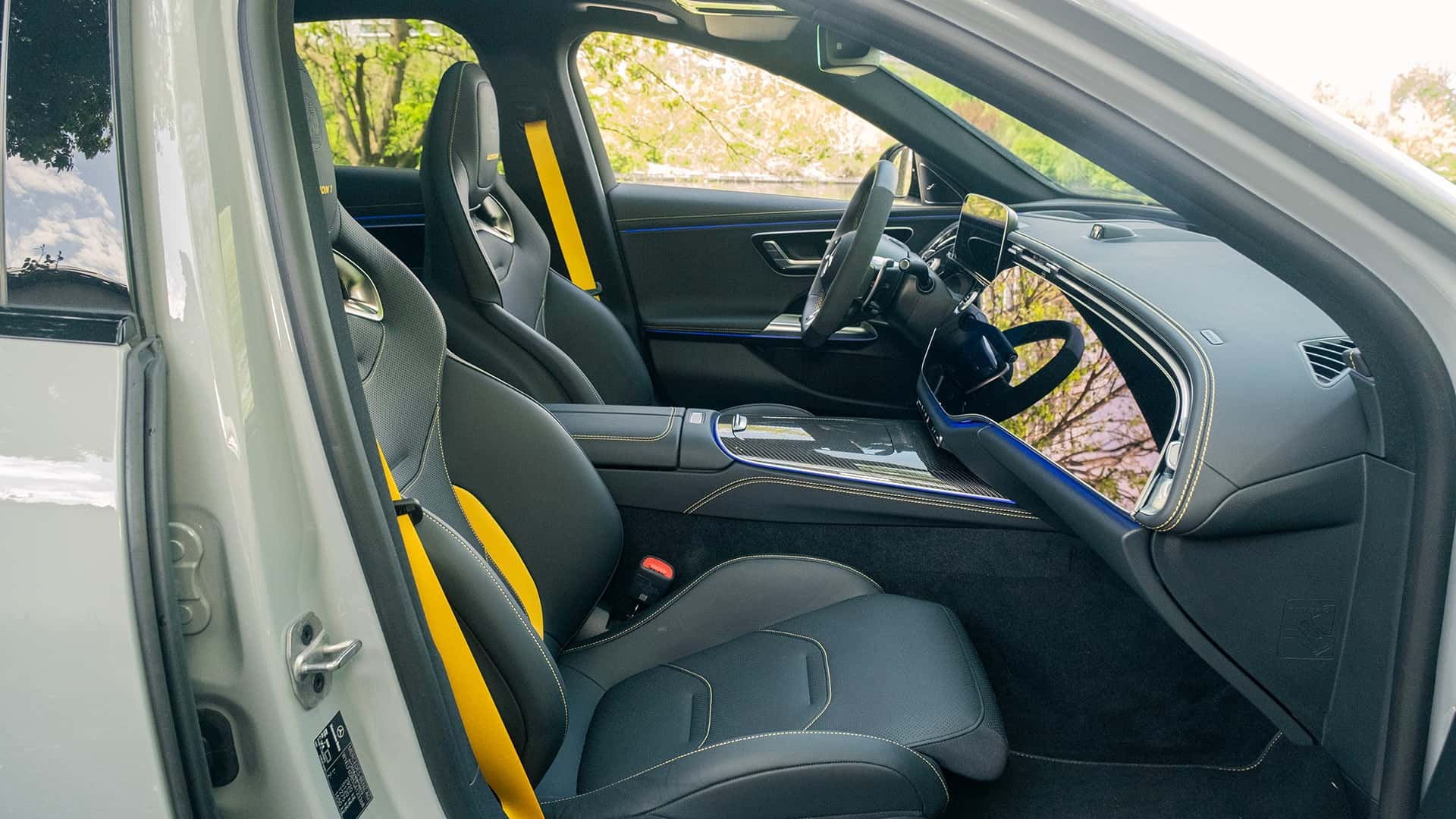 2025-mercedes-amg-e53-plug-in-hybrid-front-seats.jpg