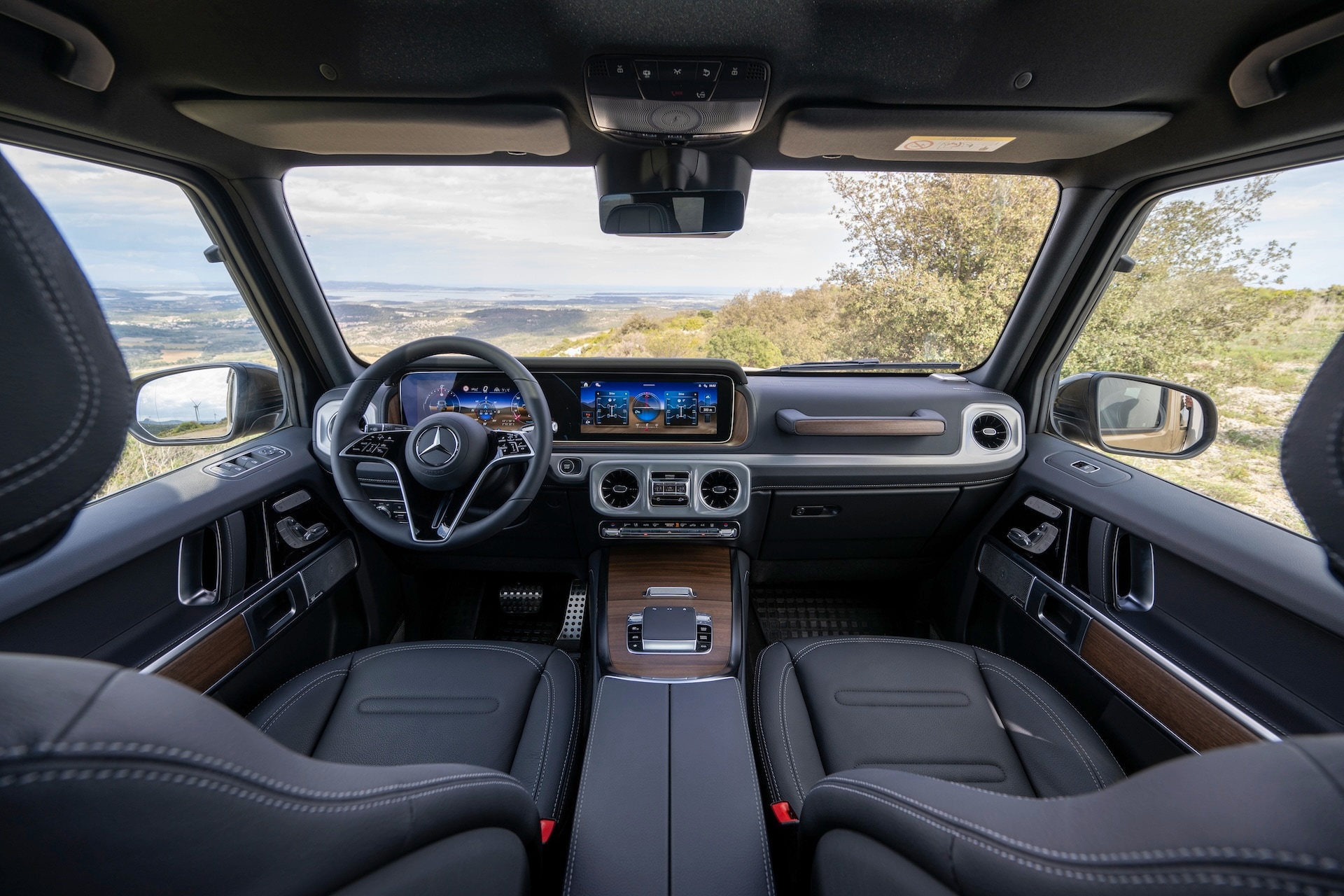 2025_Mercedes-Benz_G580_EQ_Technology_interior.jpg