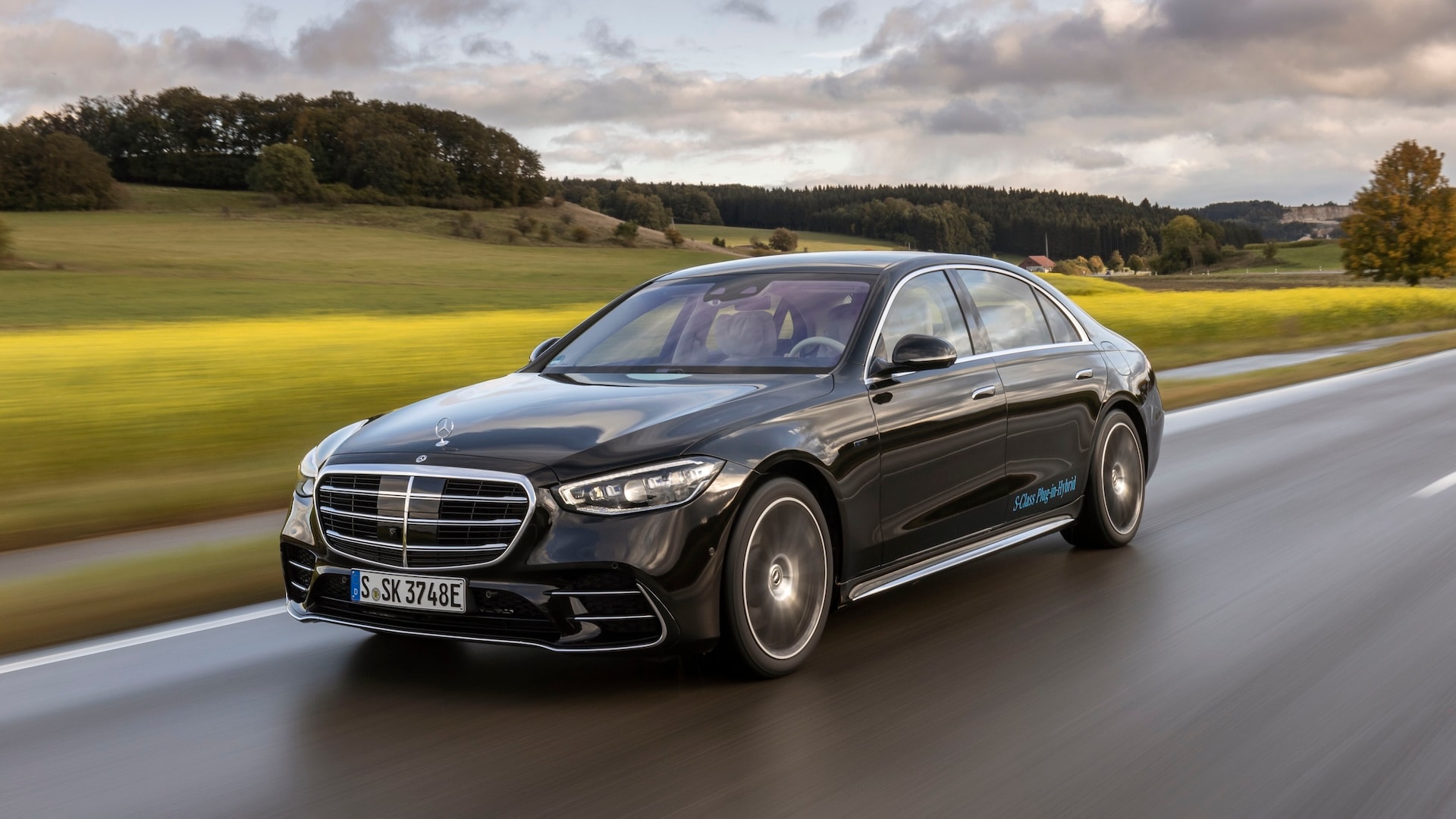 2025_Mercedes-Benz_S580e_driver_1.4_driving.jpg