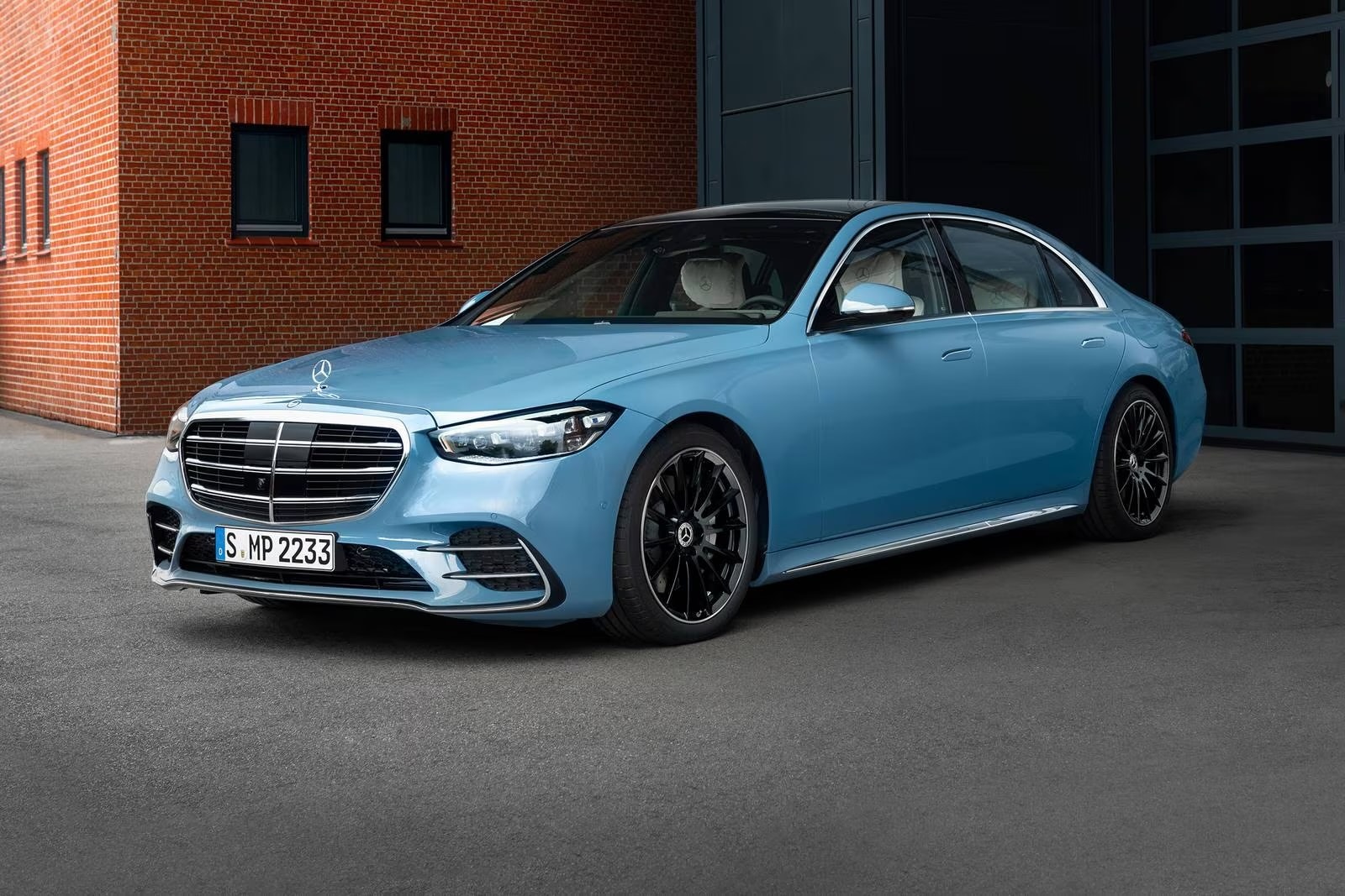 2025_Mercedes-Benz_S580e_driver_1.4.jpg