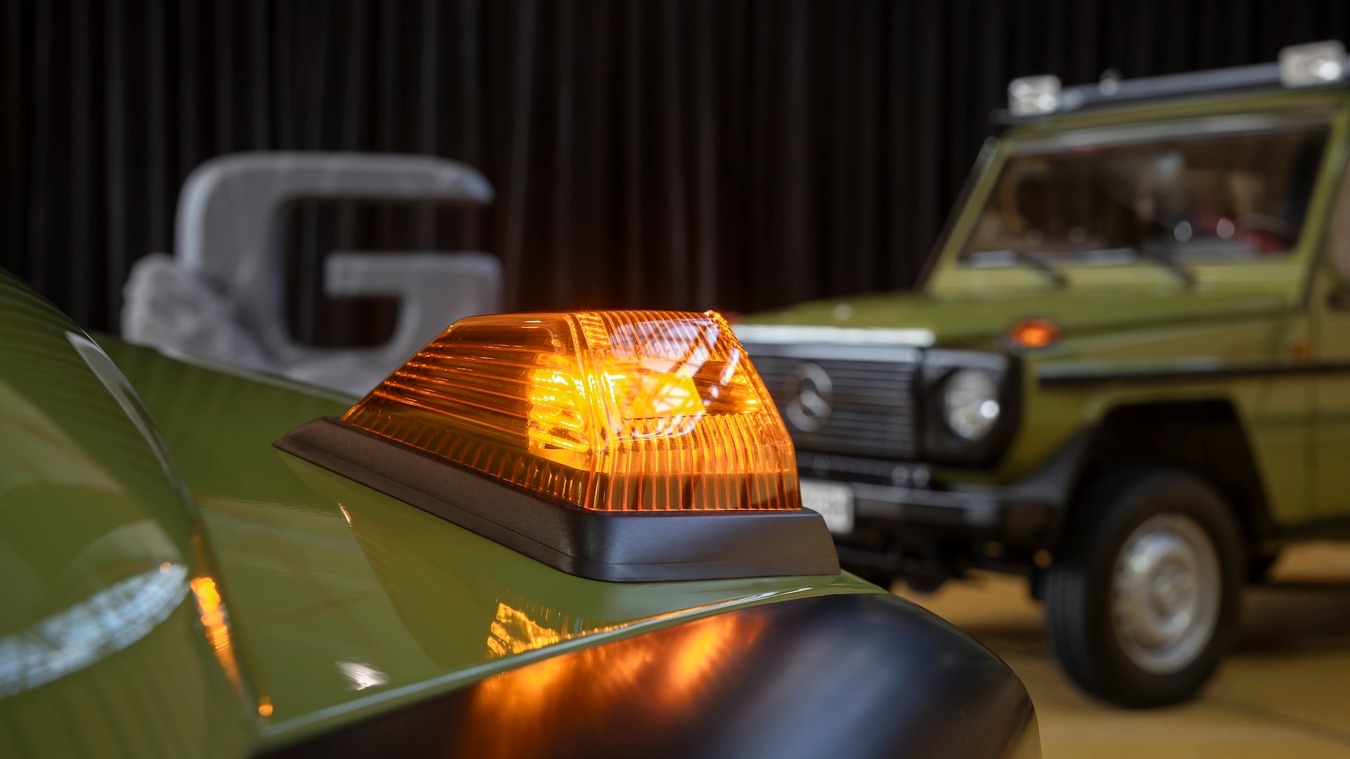 Mercedes-Benz-Strong-Than-The-1980s-G550_LED_signals.jpg