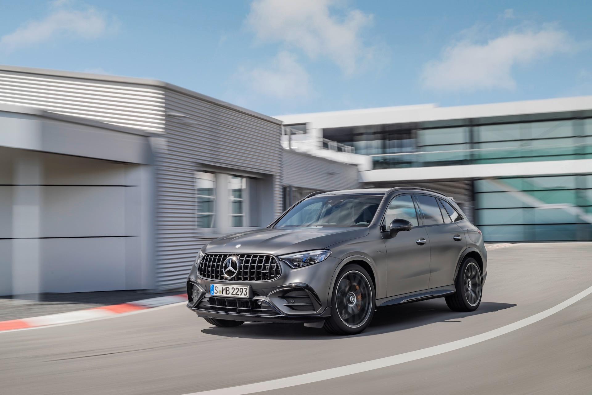 2025_Mercedes-AMG_GLC63SE_driver_1.4.jpg
