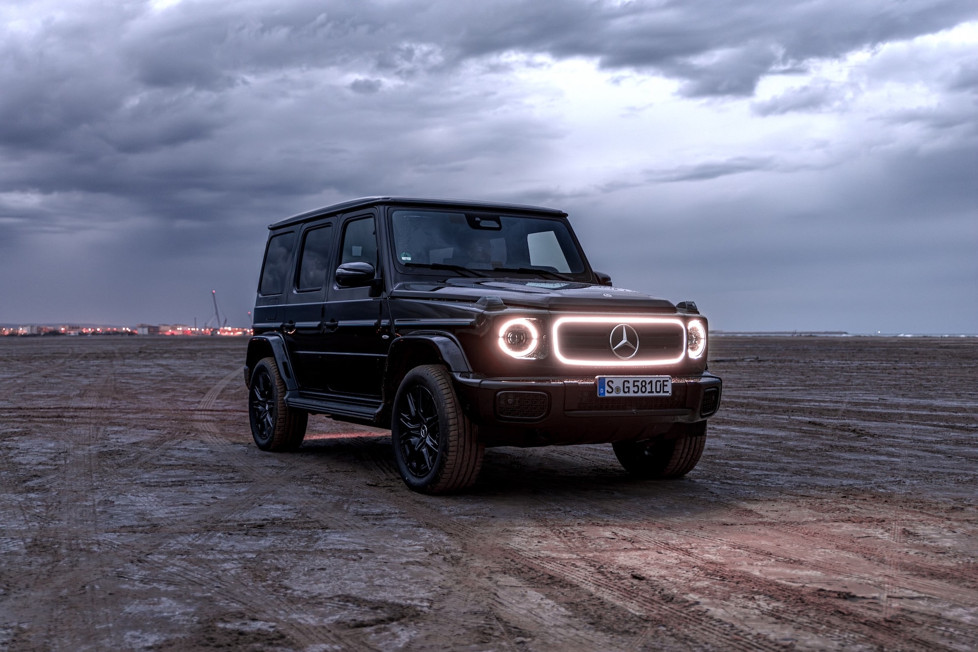 2025_Mercedes-Benz_G580_EQ_Technology_lighting_passenger_1.4.JPG