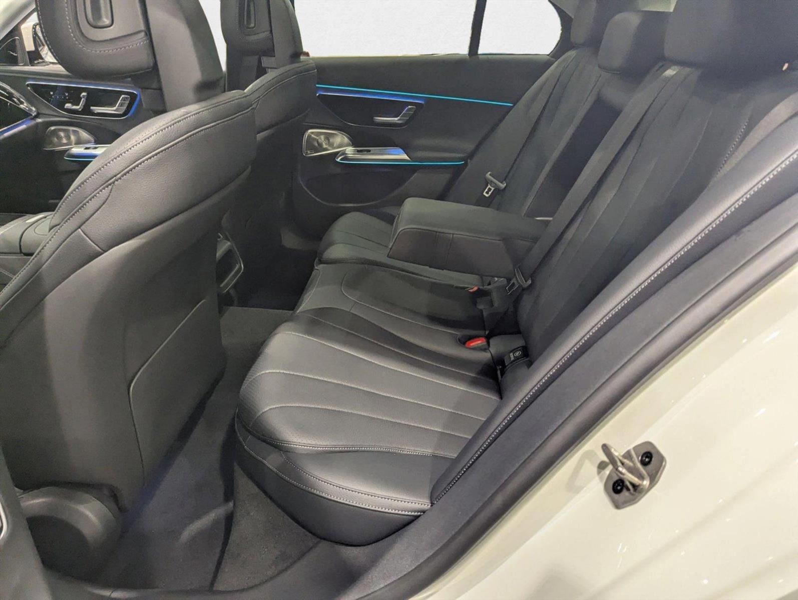 2025 Mercedes-Benz E-Class E350 - Photo 13