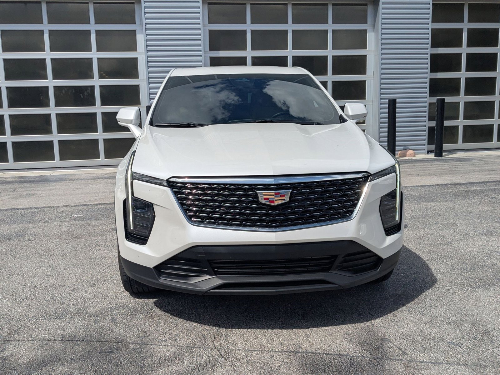 2024 Cadillac XT4 Luxury photo 2