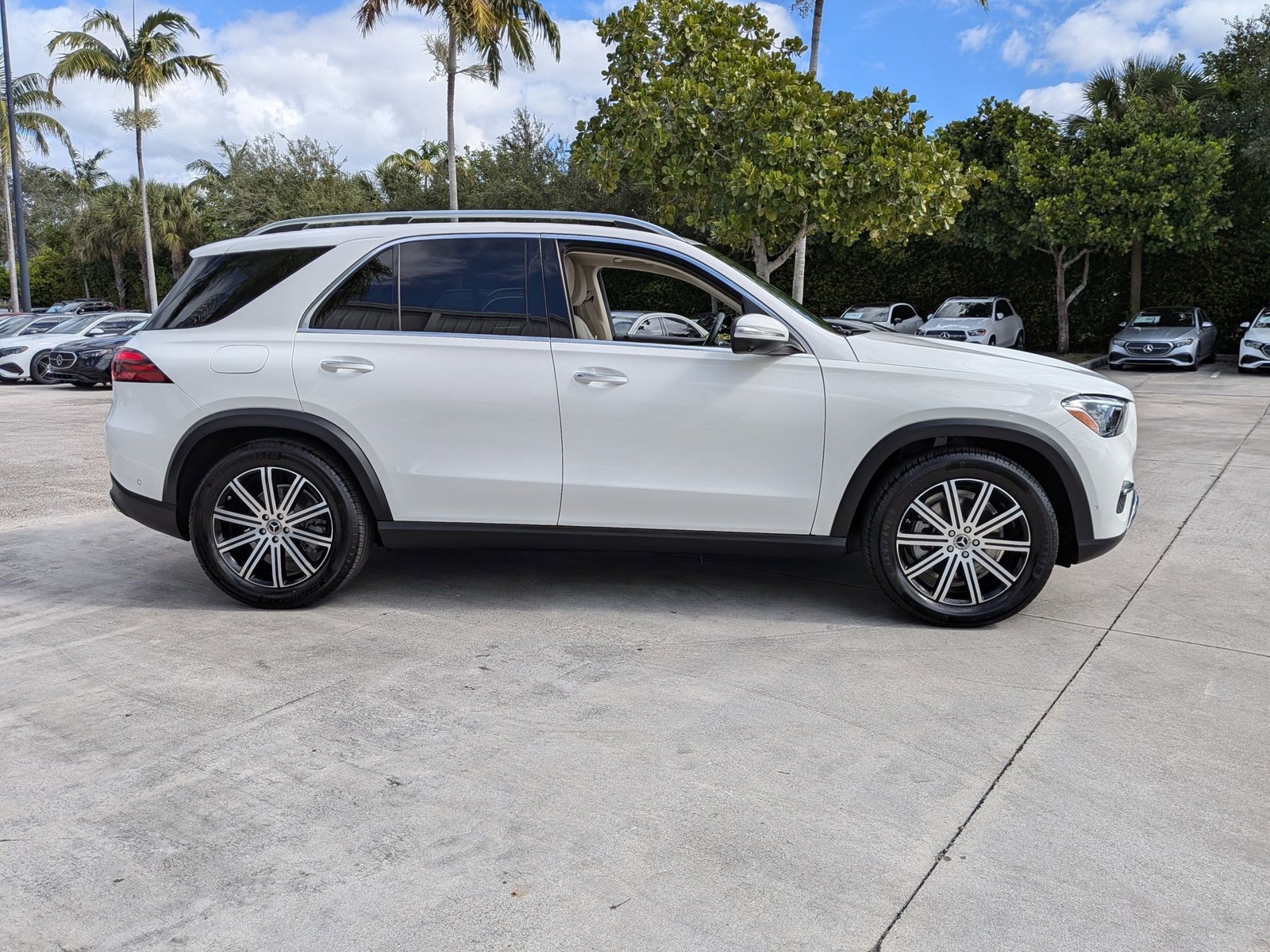 2025 Mercedes Benz GLE 4MATIC photo 2