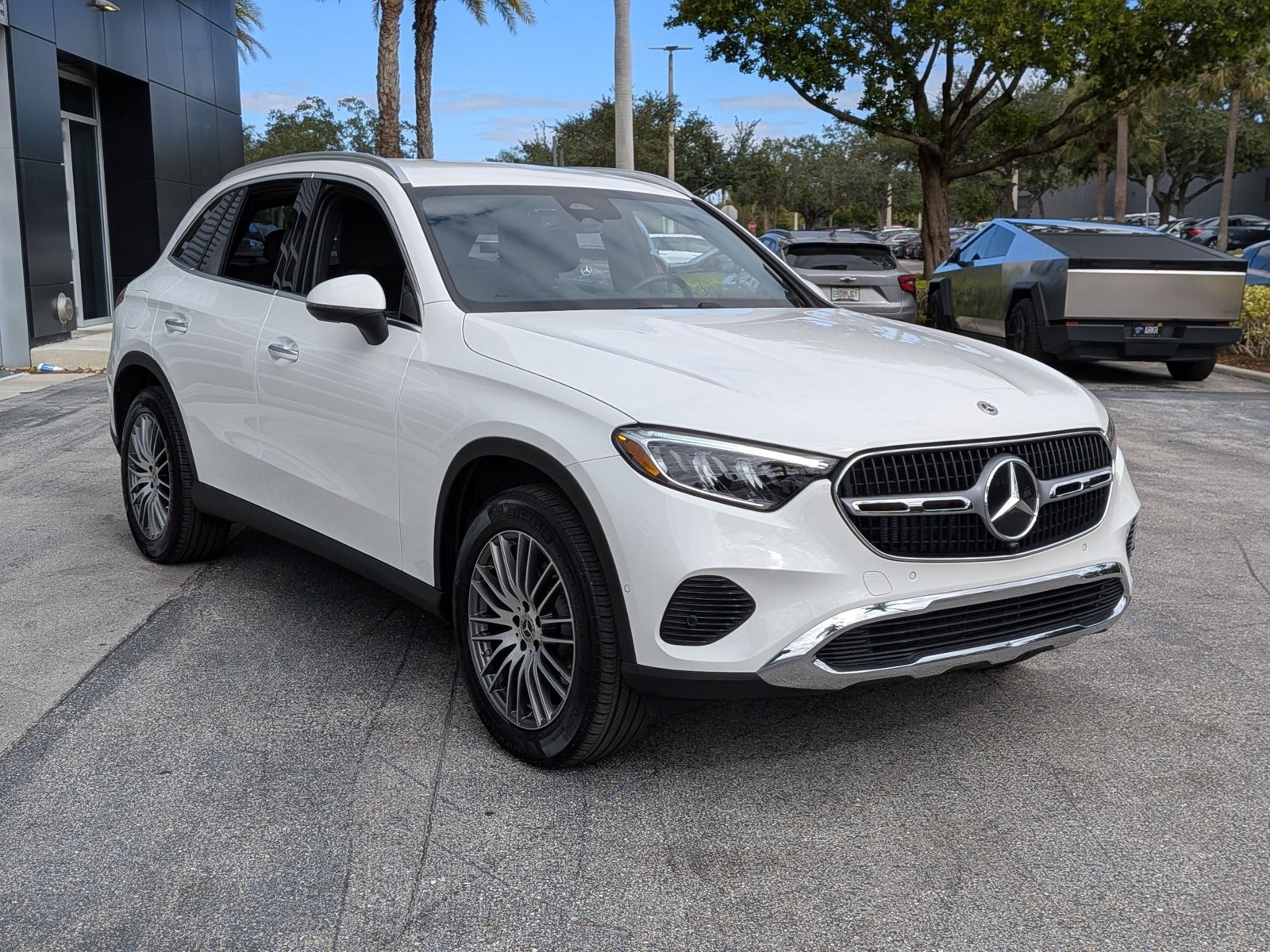 2025 Mercedes Benz GLC 300 photo 3